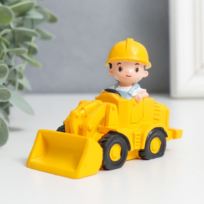 фото Сувенир полистоун "малыш-строитель на тракторе с ковшом" 7,5х4х7,7 см nobrand