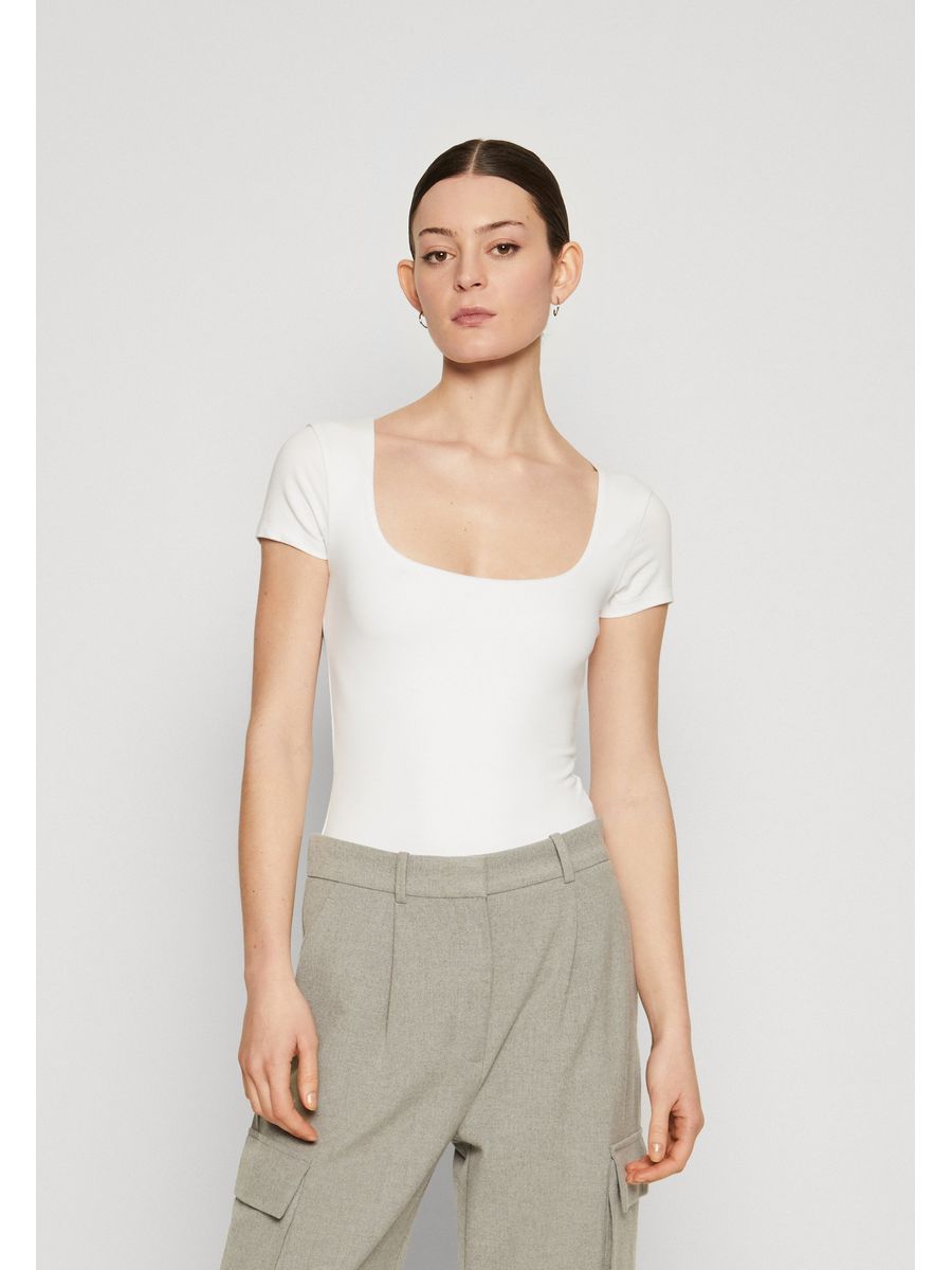 

Футболка женская Abercrombie & Fitch A0F21D0PT белая L, Белый, A0F21D0PT