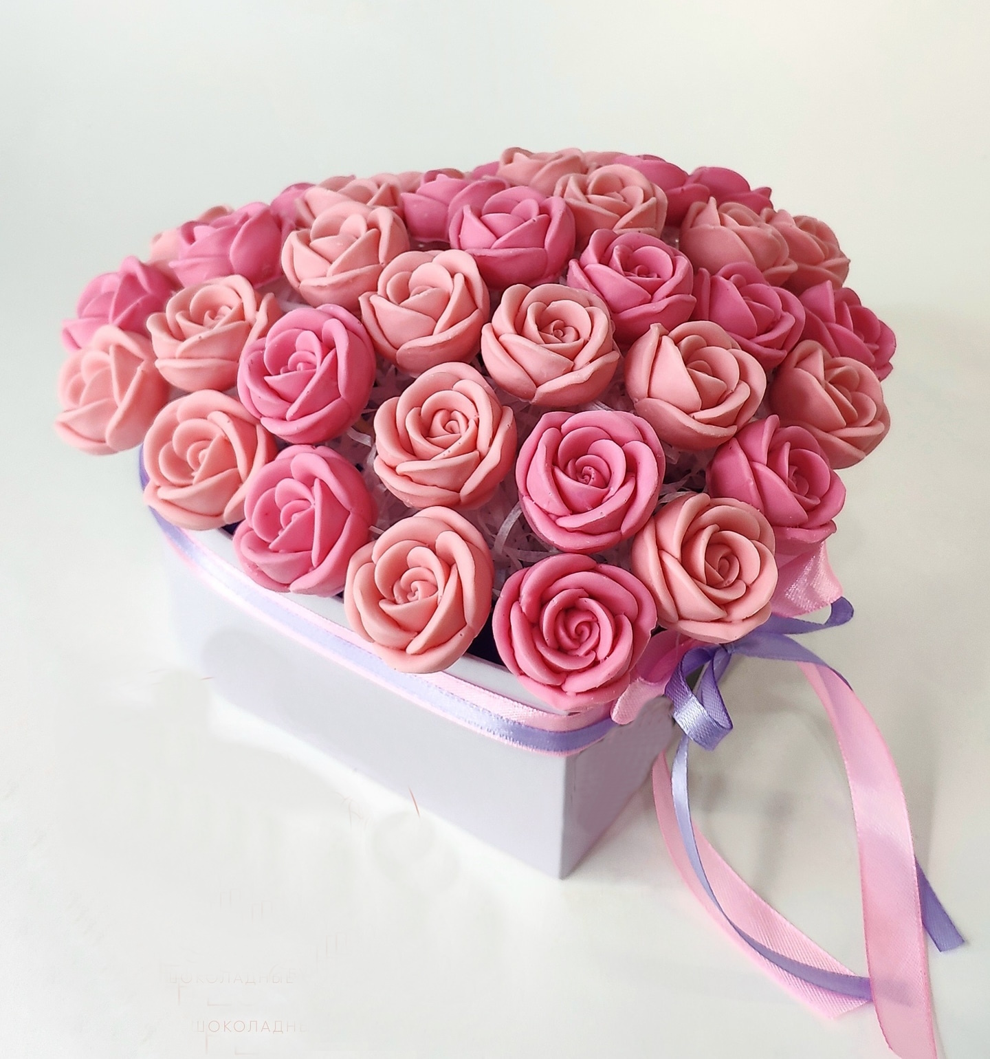 

Шоколадные розы в коробке сердце ShokoTrendy двойной розовый 35 шт, 420 г, Букет из шоколадных роз