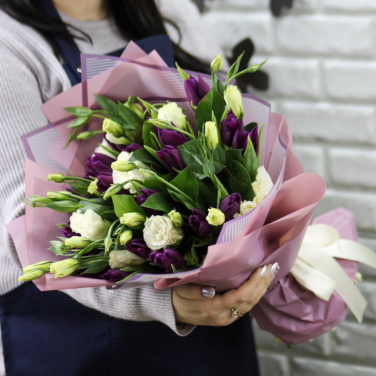 фото 25 фиолетовых тюльпанов с эустомой в упаковке florpro