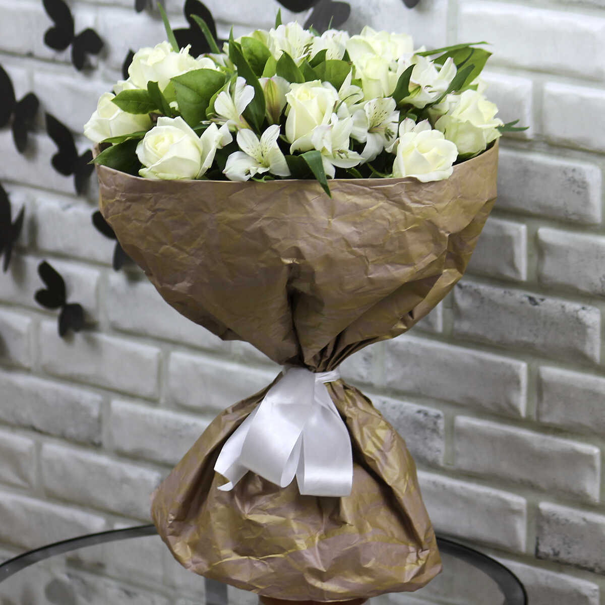 

15 белых роз с альстромерией в крафте