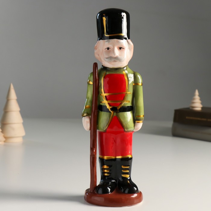 

Новогодний сувенир Усатый Щелкунчик в зелено-красном камзоле 7620330 25х8х6,5 см, Разноцветный, Усатый Щелкунчик в зелено-красном камзоле