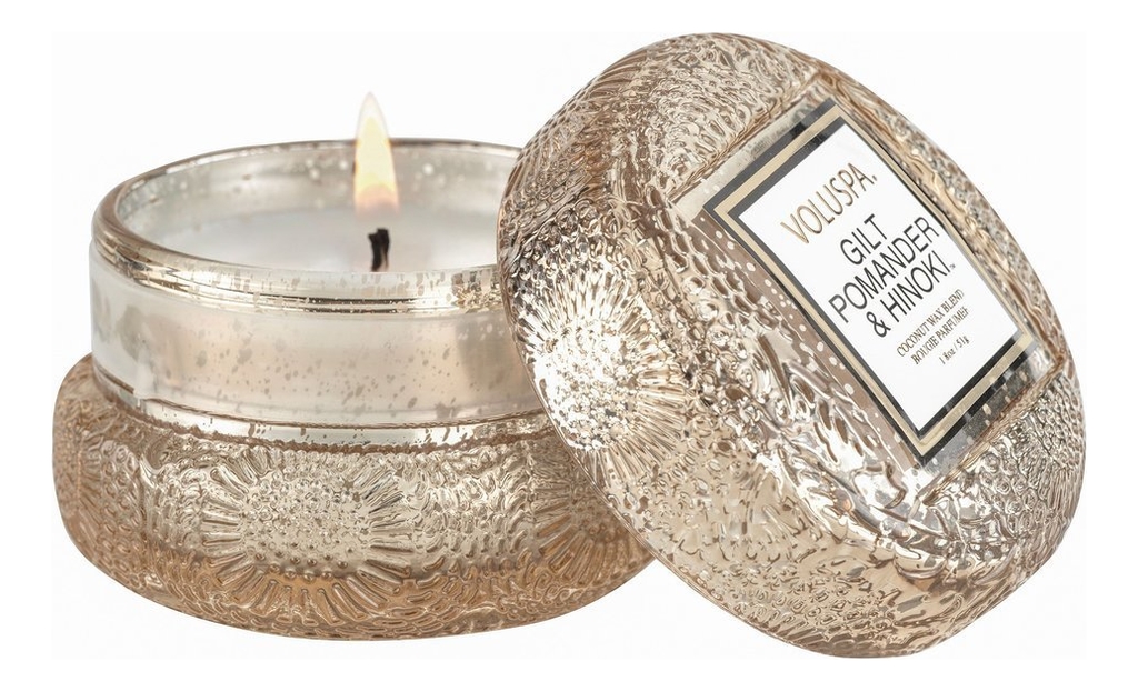 фото Voluspa ароматическая свеча gilt pomander & hinoki свеча в стеклянном подсвечнике 51г