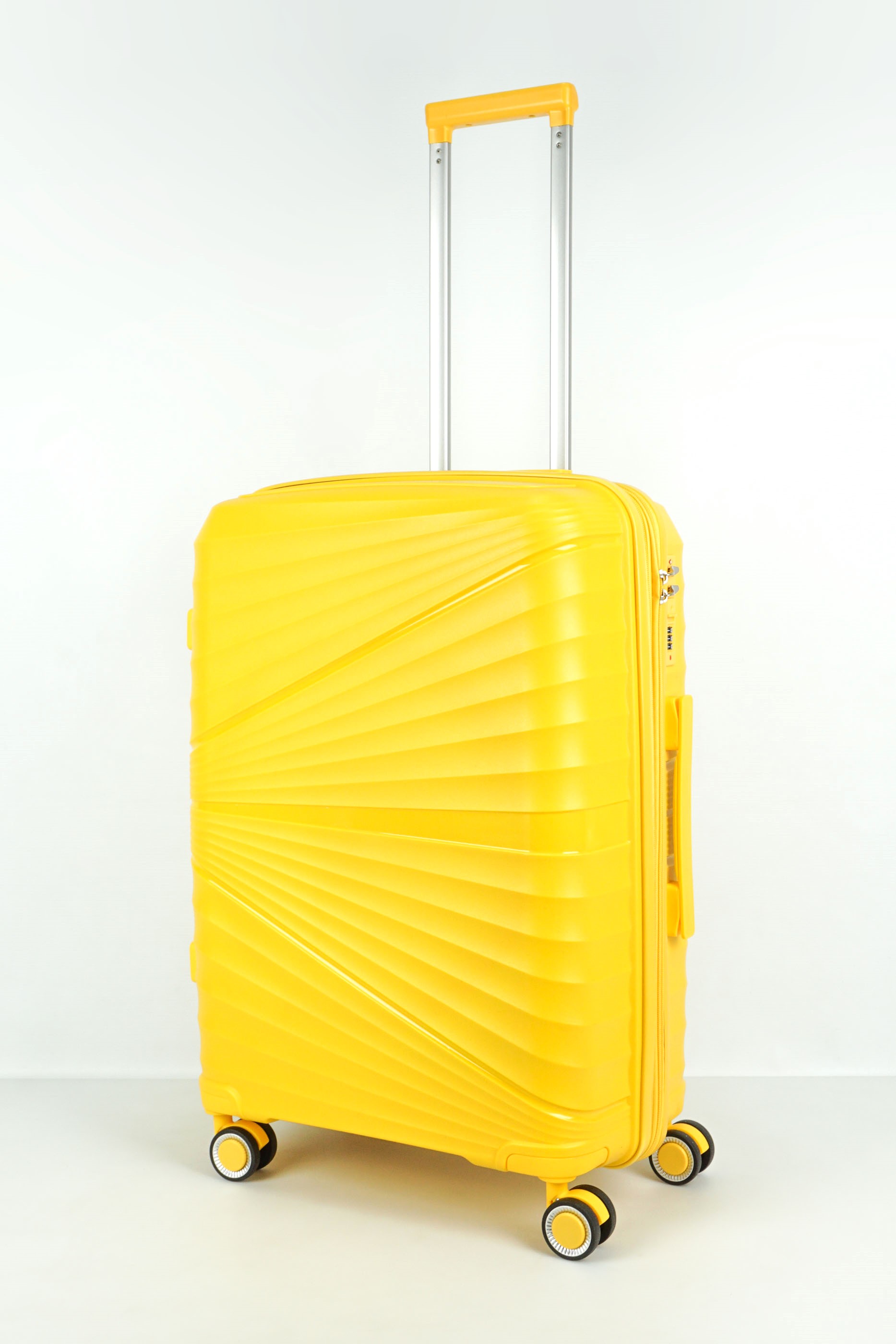 Чемодан унисекс Sweetbags ракушка желтый M 8990₽