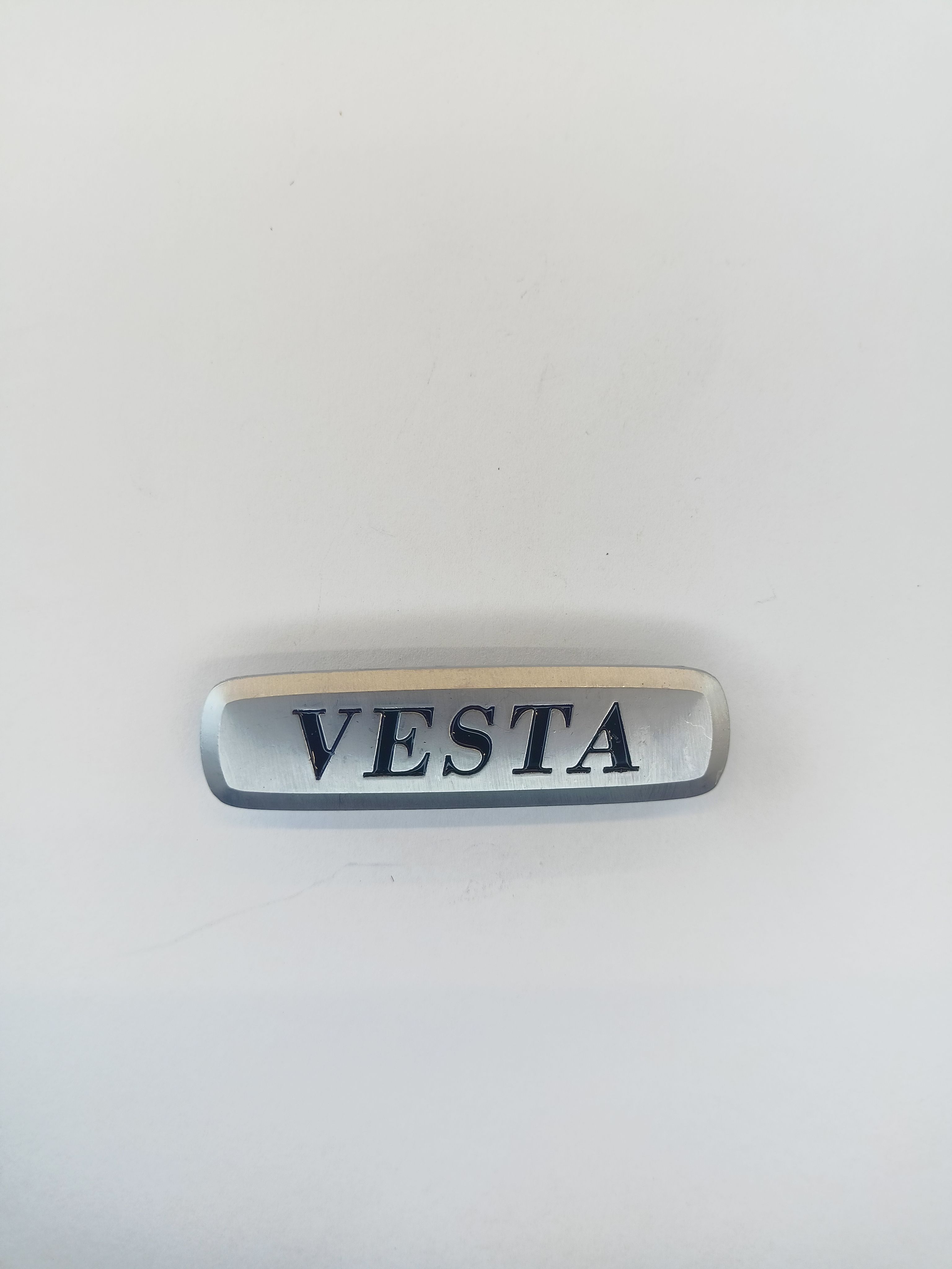 

Логотип с маркой автомобиля для ЭВА ковриков VESTA