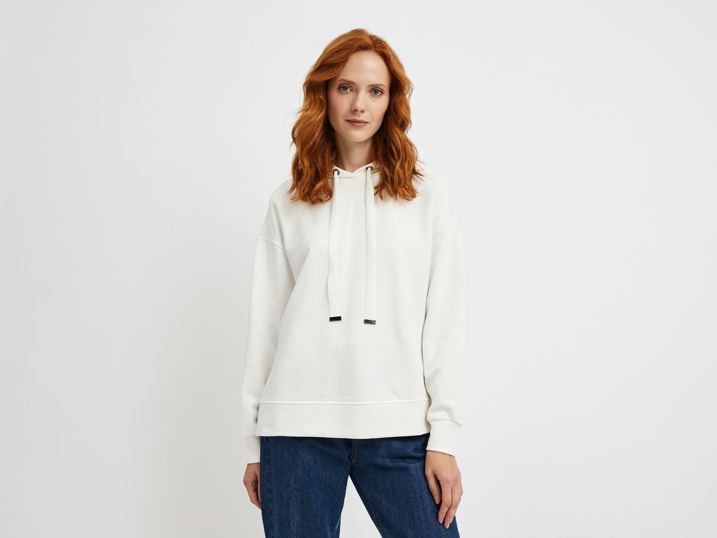 

Толстовка женская United Colors of Benetton 21A_3QMHE2283 белая XS, 21A_3QMHE2283