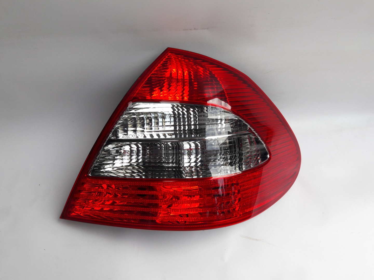 Задний фонарь Mazda BJ1W51170B