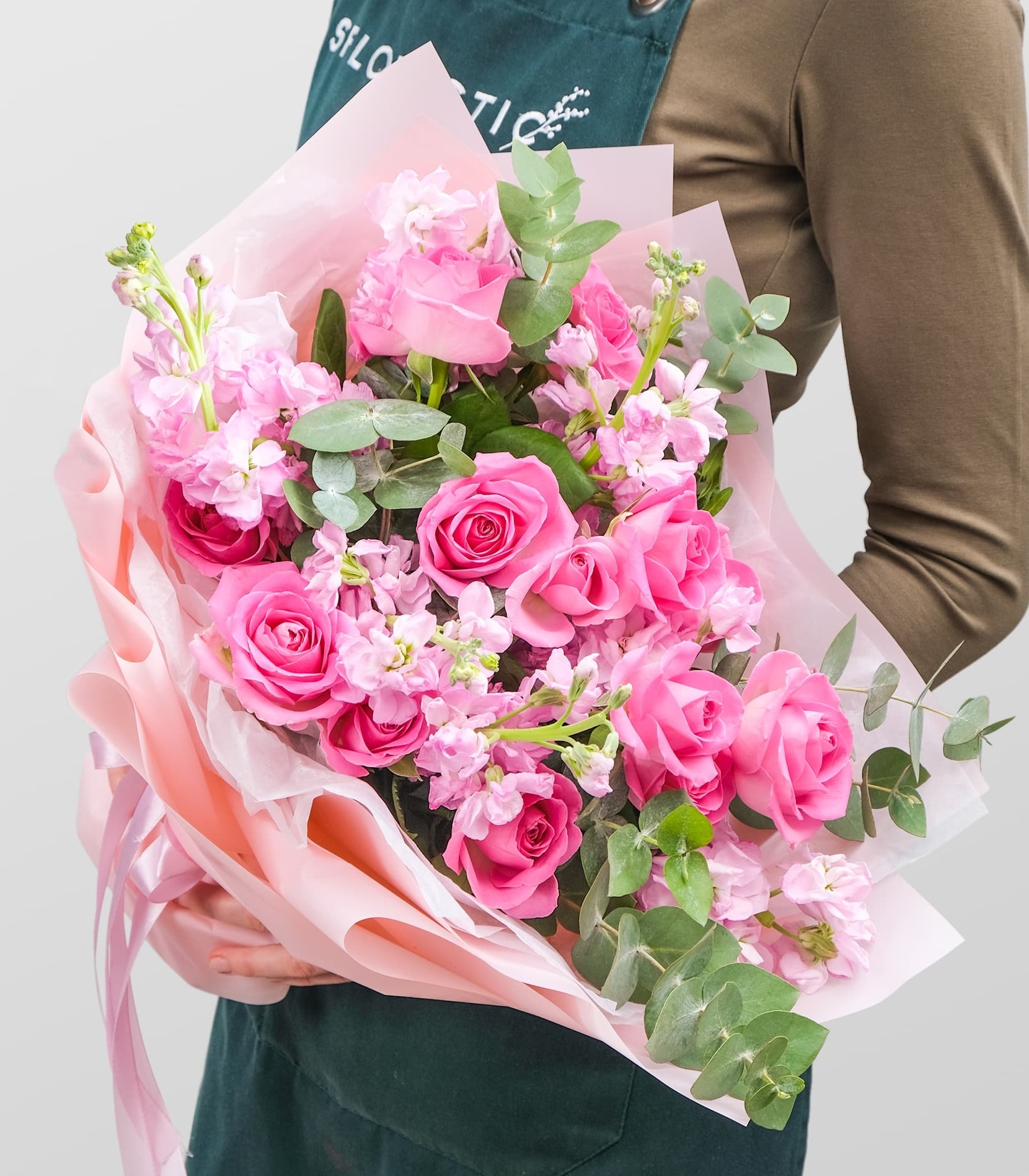 

Букет Studio Floristic из Роз и Маттиол Розовая Красота розовый