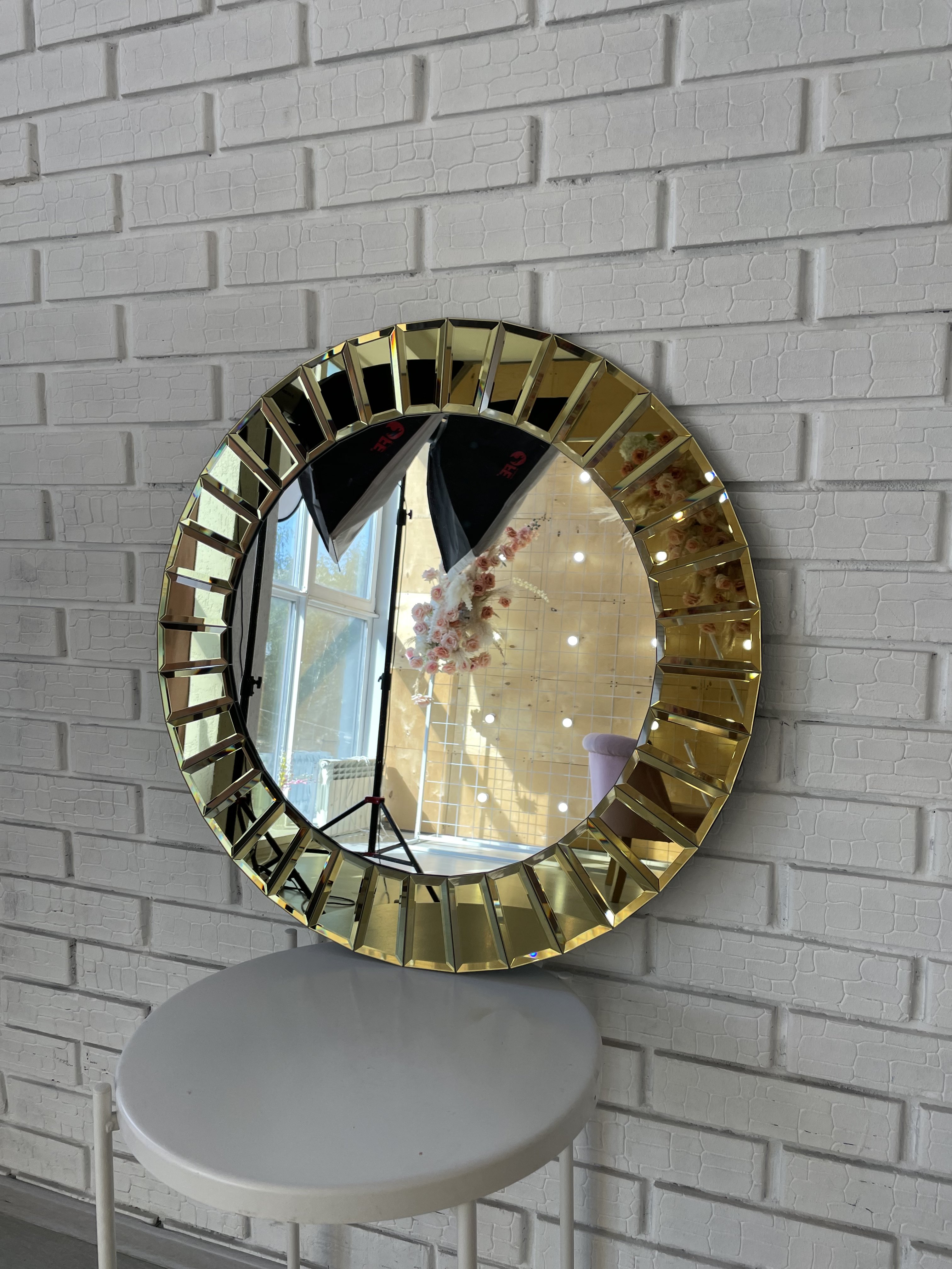 Зеркало круглое Аура 70 см  в золотой раме с фацетом для ванной