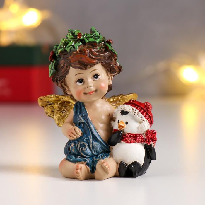 фото Сувенир полистоун ангел-малыш с рождественским венком, с пингвином 7,5х6,5х4,6 см nobrand