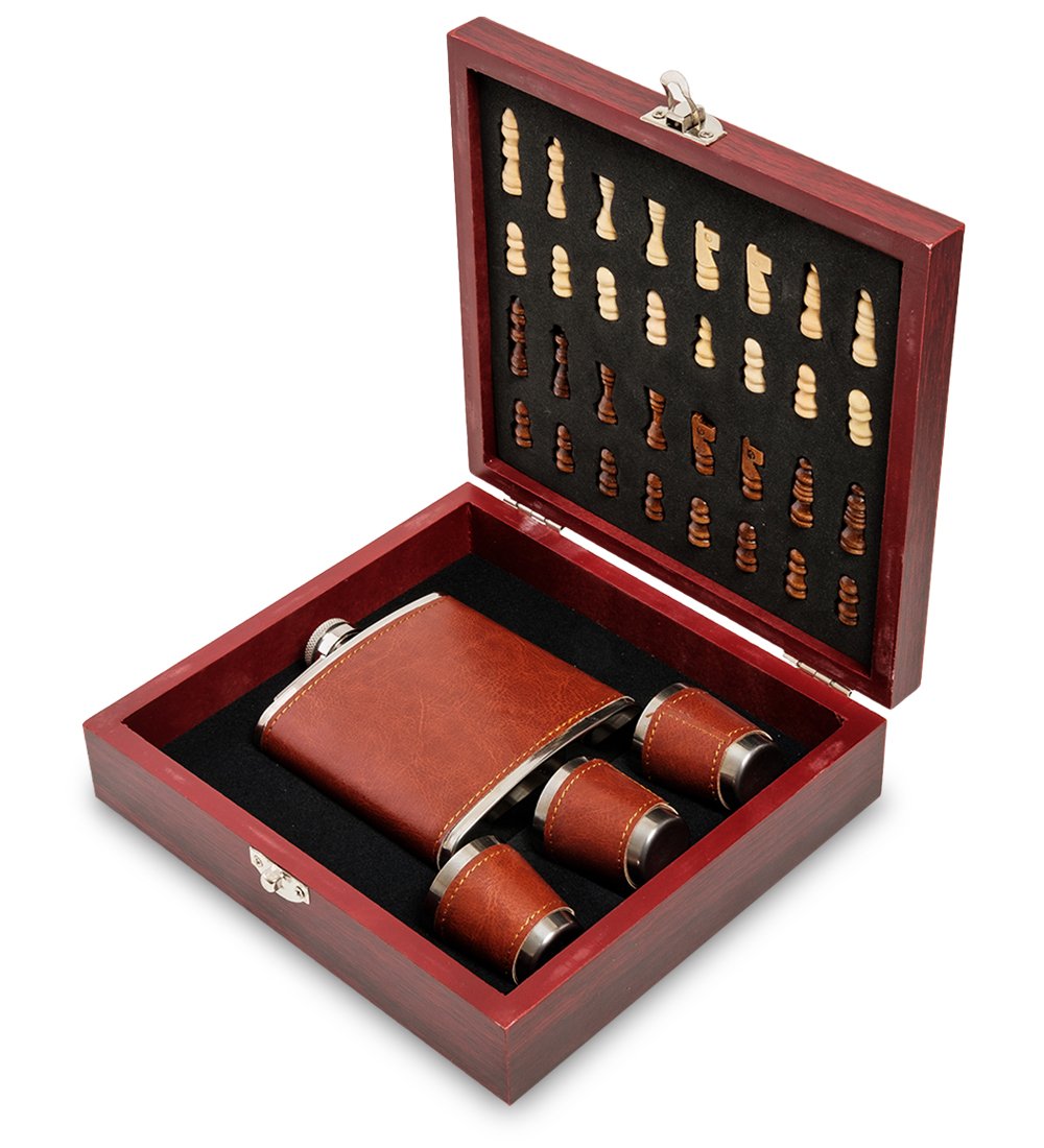 

Набор-чемодан с шахматами, фляжкой и стопками