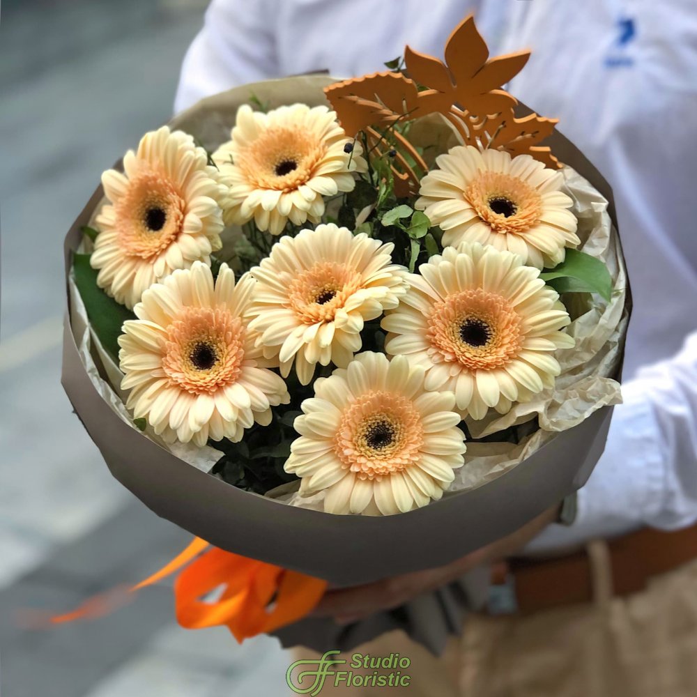 

Букет из кремовых гермини Studio Floristic Солнечные зайчики с топпером
