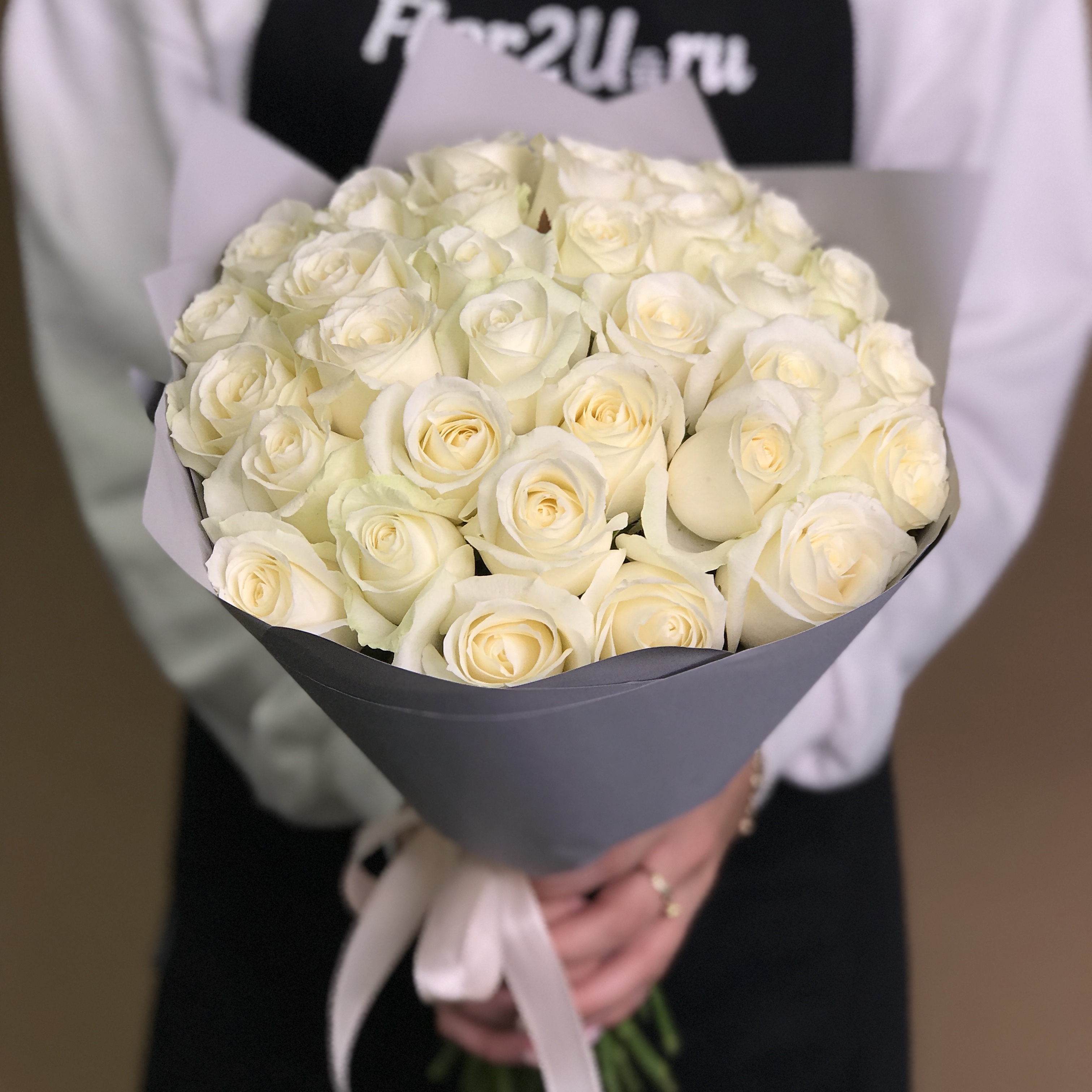 

Букет из 35 белых роз (40 см).