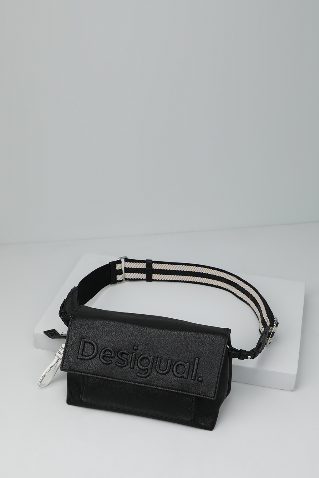 

Сумка женская Desigual 24SAXP79 черная, Черный, 24SAXP79