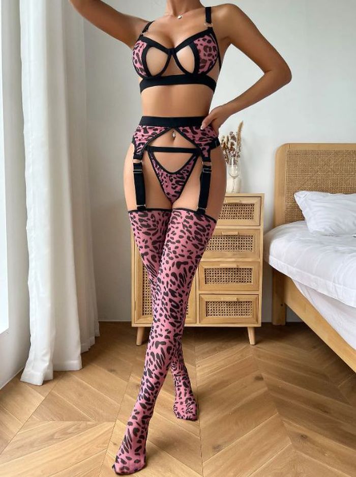 

Комплект нижнего белья JSY Sexy Lingerie 26114 розовый леопардовый с чулками р-р S