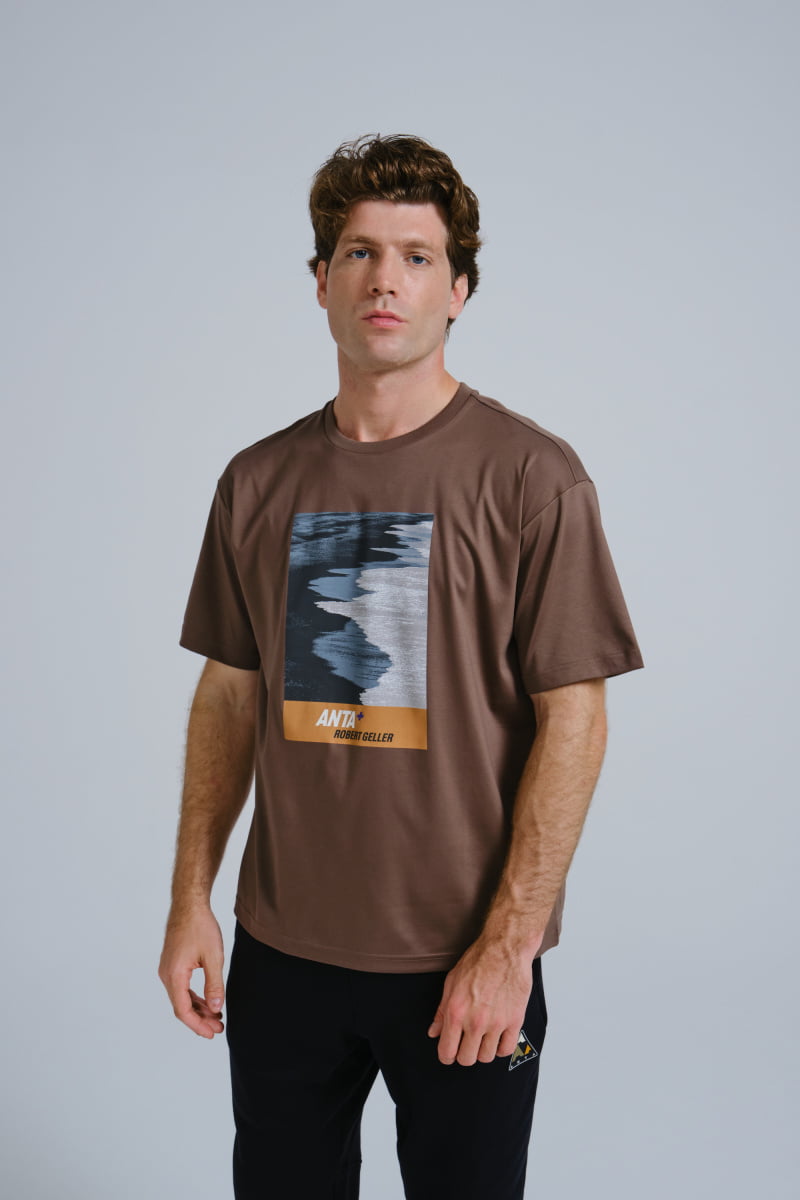 

Футболка мужская Anta Robert Geller 852337153 коричневая L, Коричневый, Robert Geller 852337153
