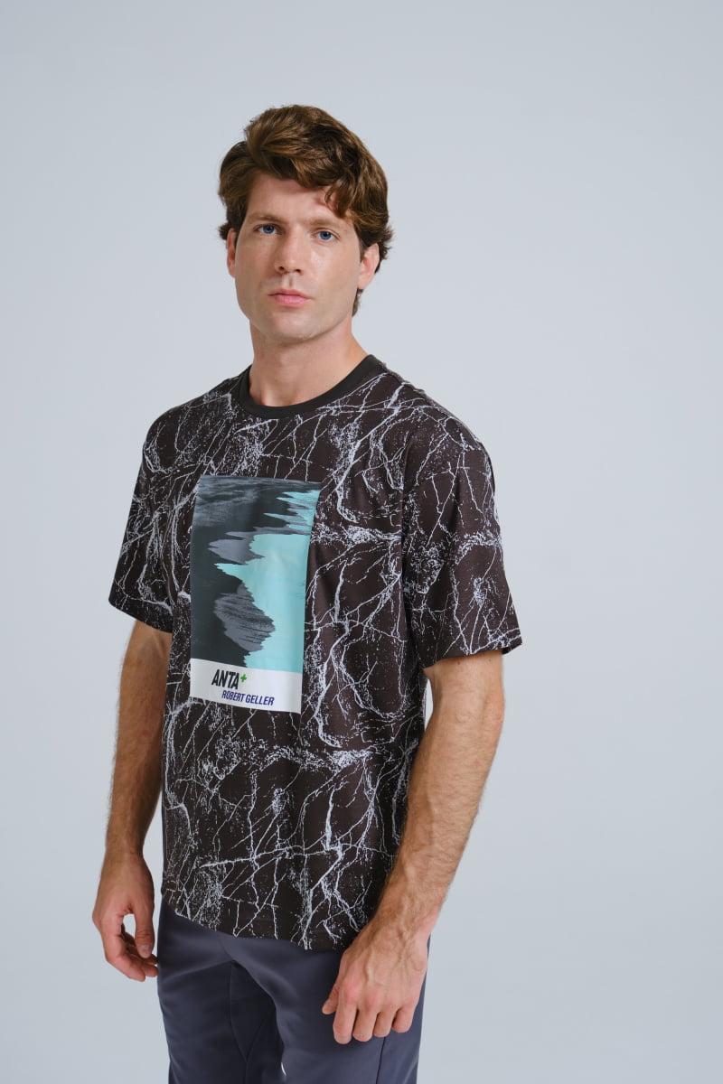 

Футболка мужская Anta Robert Geller 852337153 коричневая M, Коричневый, Robert Geller 852337153