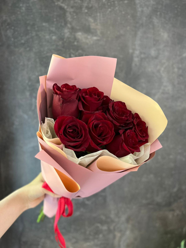 

Монобукет из одноголовых алых роз Мастерская цветов и сладостей For You, Арт 2633