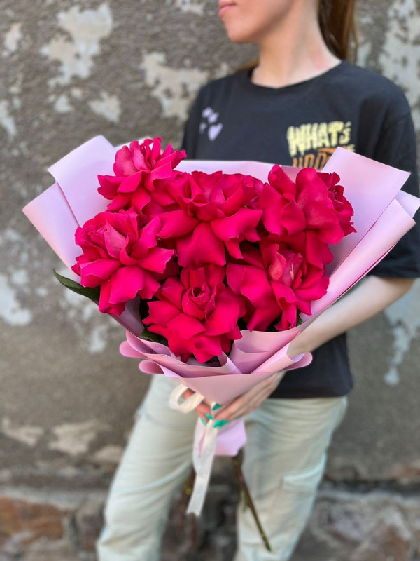 

Монобукет из одноголовых малиновых роз Мастерская цветов и сладостей For You, Арт 2878