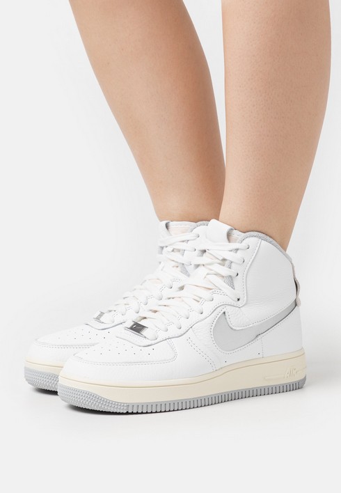 

Кеды женские Nike W Af1 Strapless белые 44.5 EU (доставка из-за рубежа), Белый, W Af1 Strapless