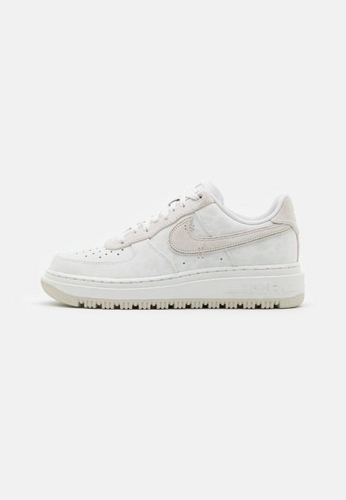 

Кеды мужские Nike Air Force 1 Luxe Ho21 белые 49.5 EU (доставка из-за рубежа), Белый, Air Force 1 Luxe Ho21