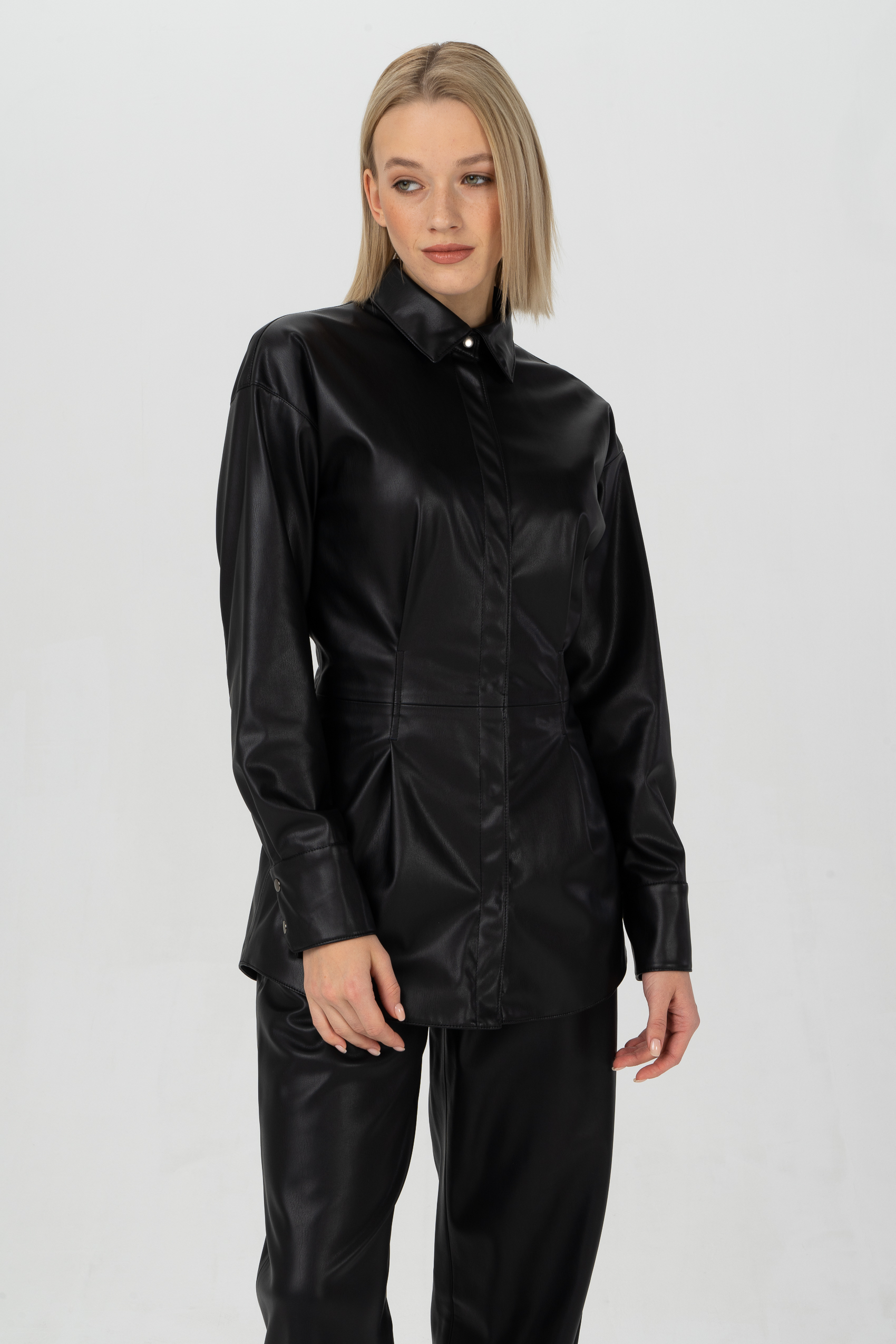 

Рубашка женская Ennergiia AW23-L02 черная 44 RU, AW23-L02