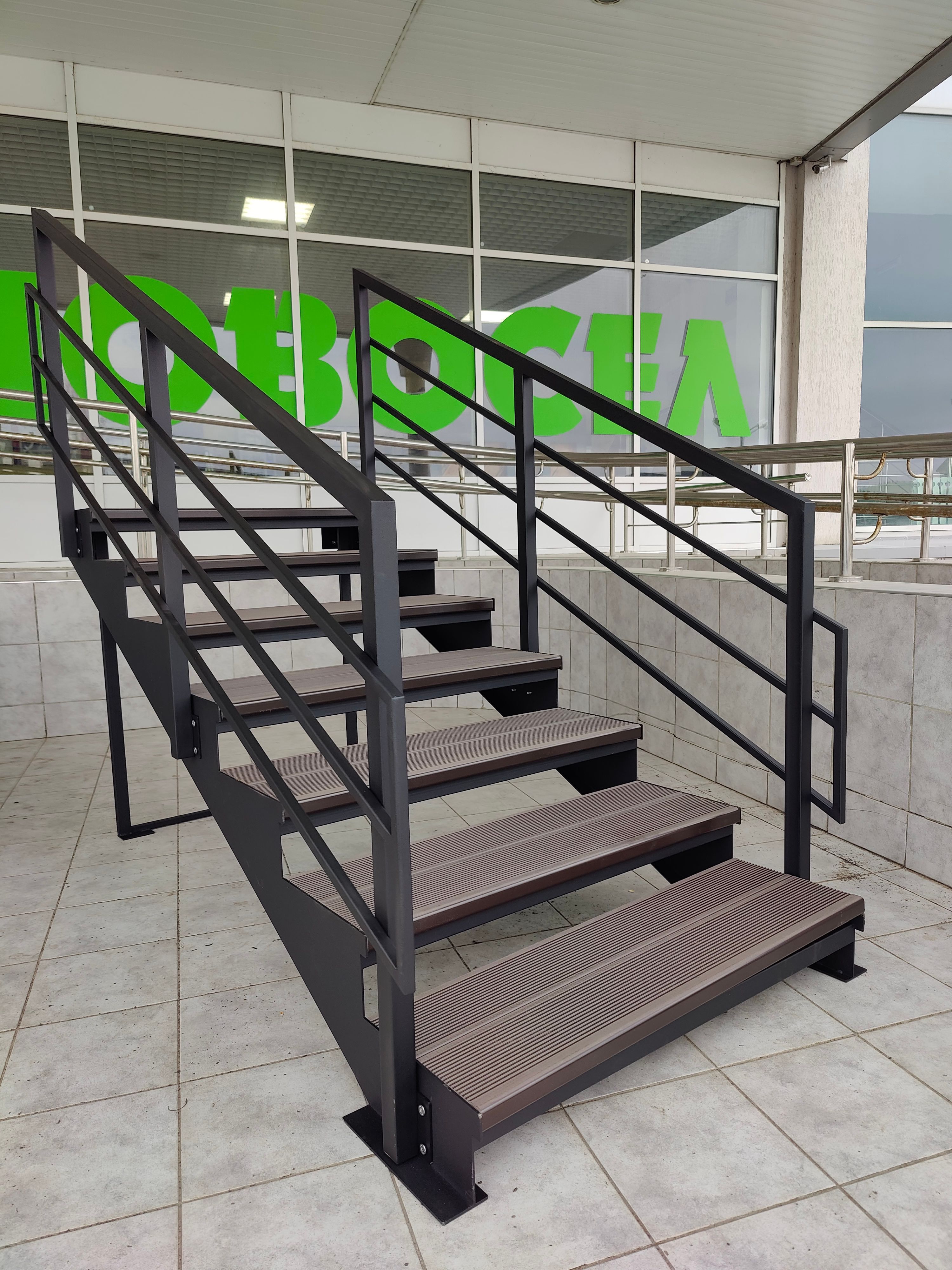 

Лестница-крыльцо с ДПК,7 ступеней,ограждения двух сторон, S7/LP