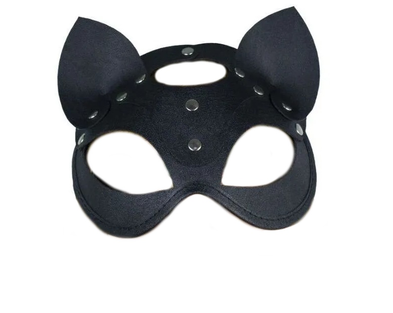 Маска кошки с металлическими заклепками