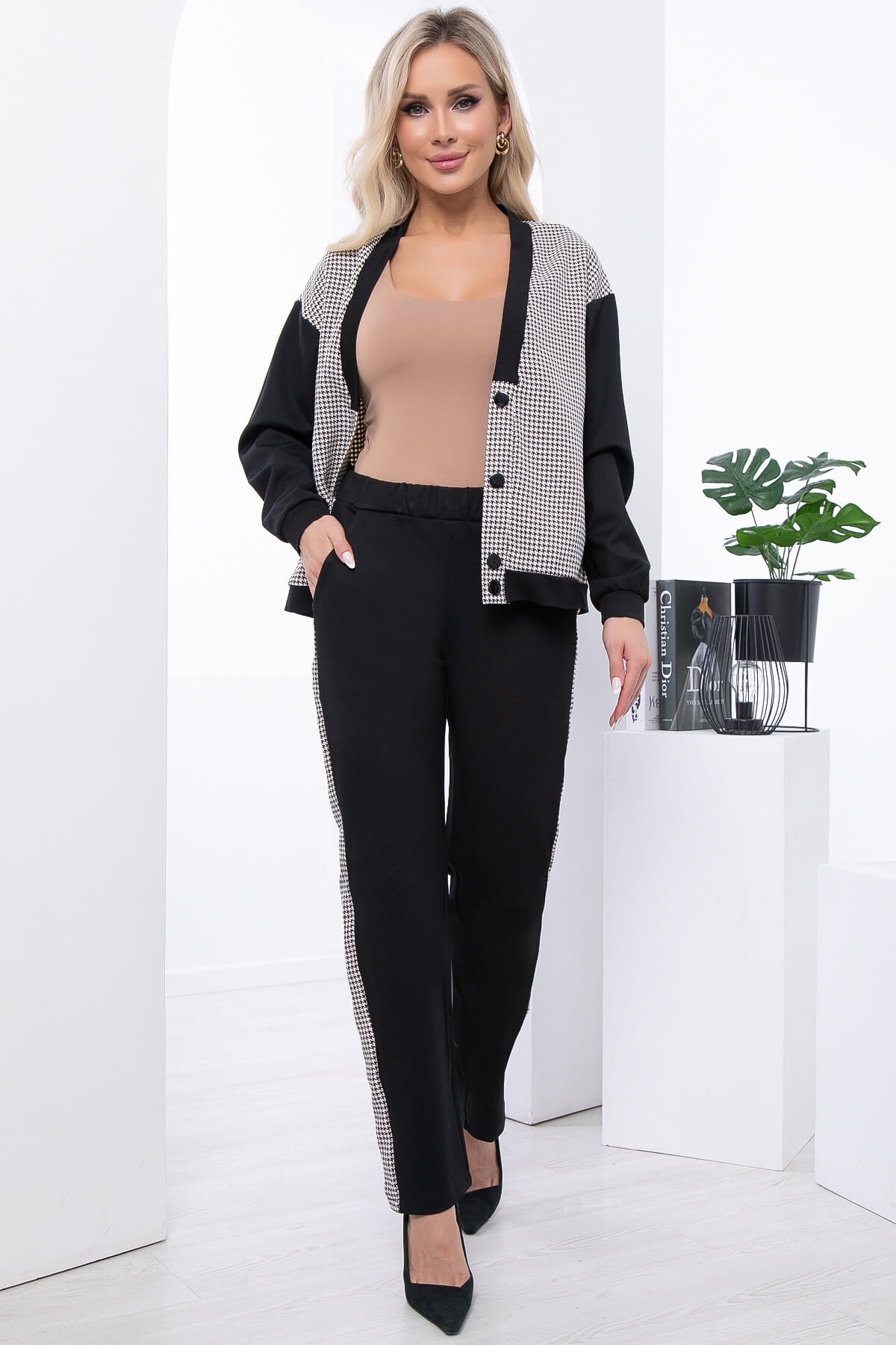 

Костюм женский LT Collection Спорт шик бежевый 52 RU, Спорт шик