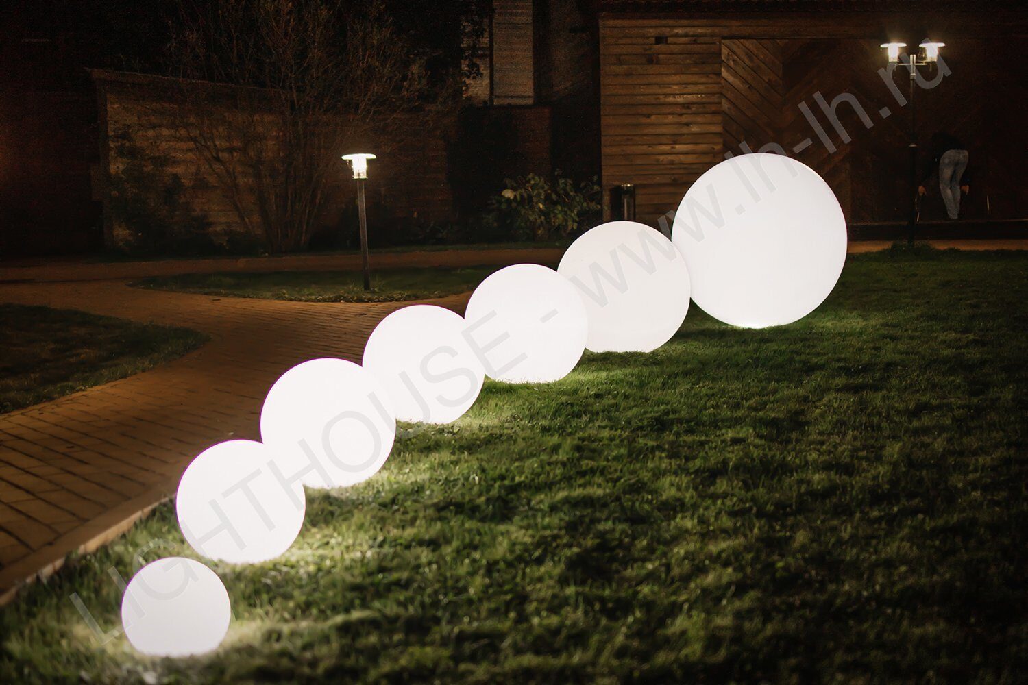 Уличный шар-светильник Moonlight 60 см 220V White