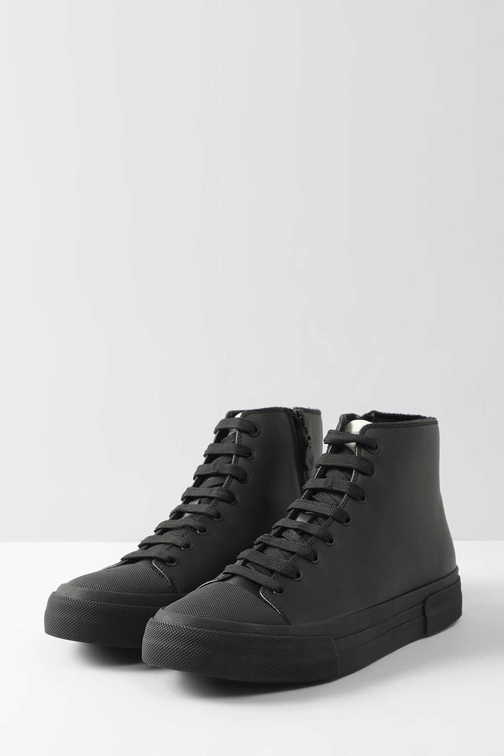 

Кеды мужские Emporio Armani X4Z109 XF662 черные 9 US, Черный, X4Z109 XF662