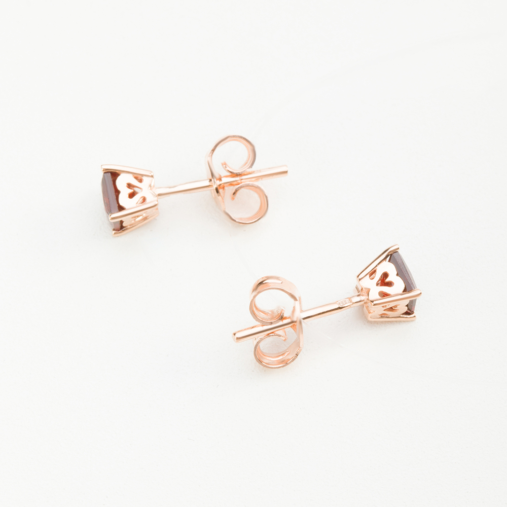 

Серьги-пусеты из красного золота с гранатом НАШЕ ЗОЛОТО НЮ102000793487гр, НЮ102000793487гр