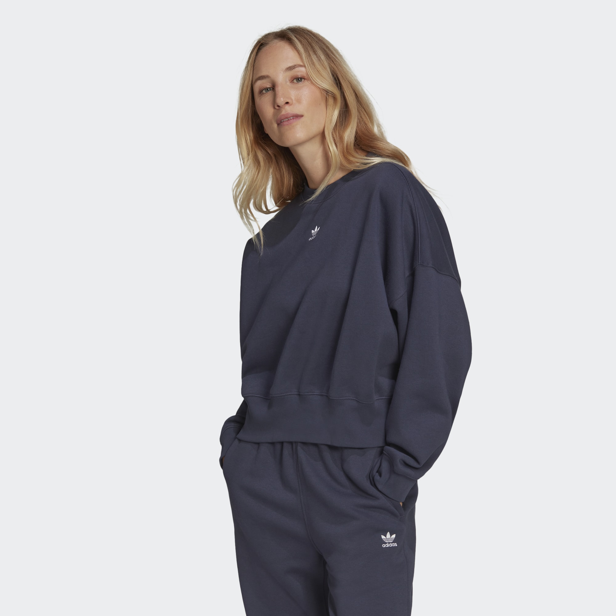 

Свитшот женский Adidas HF7481 синий 30, HF7481