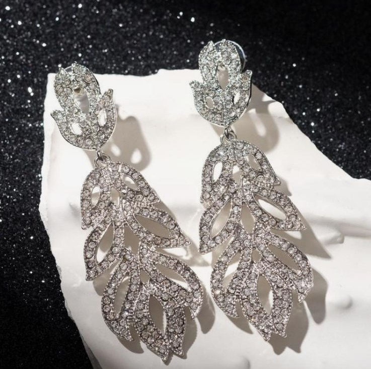 

Серьги Queen fair висячие, со стразами, Ажур, ветки, белые, в серебре, висячие, со стразами, Ажур, ветки, белые, в серебре