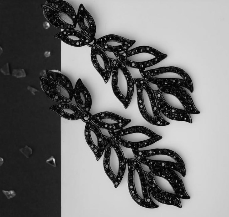 

Серьги Queen fair висячие, со стразами, Ажур, ветки, черные, висячие, со стразами, Ажур, ветки, черные