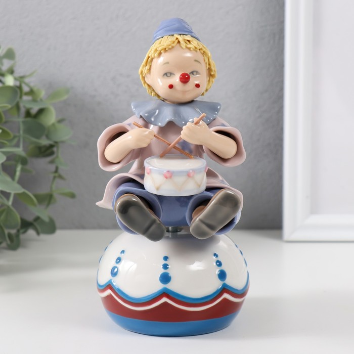 

Сувенир музыкальный Клоун с барабаном, сидит на чашке 9,5х12,5х19,5 см, Разноцветный
