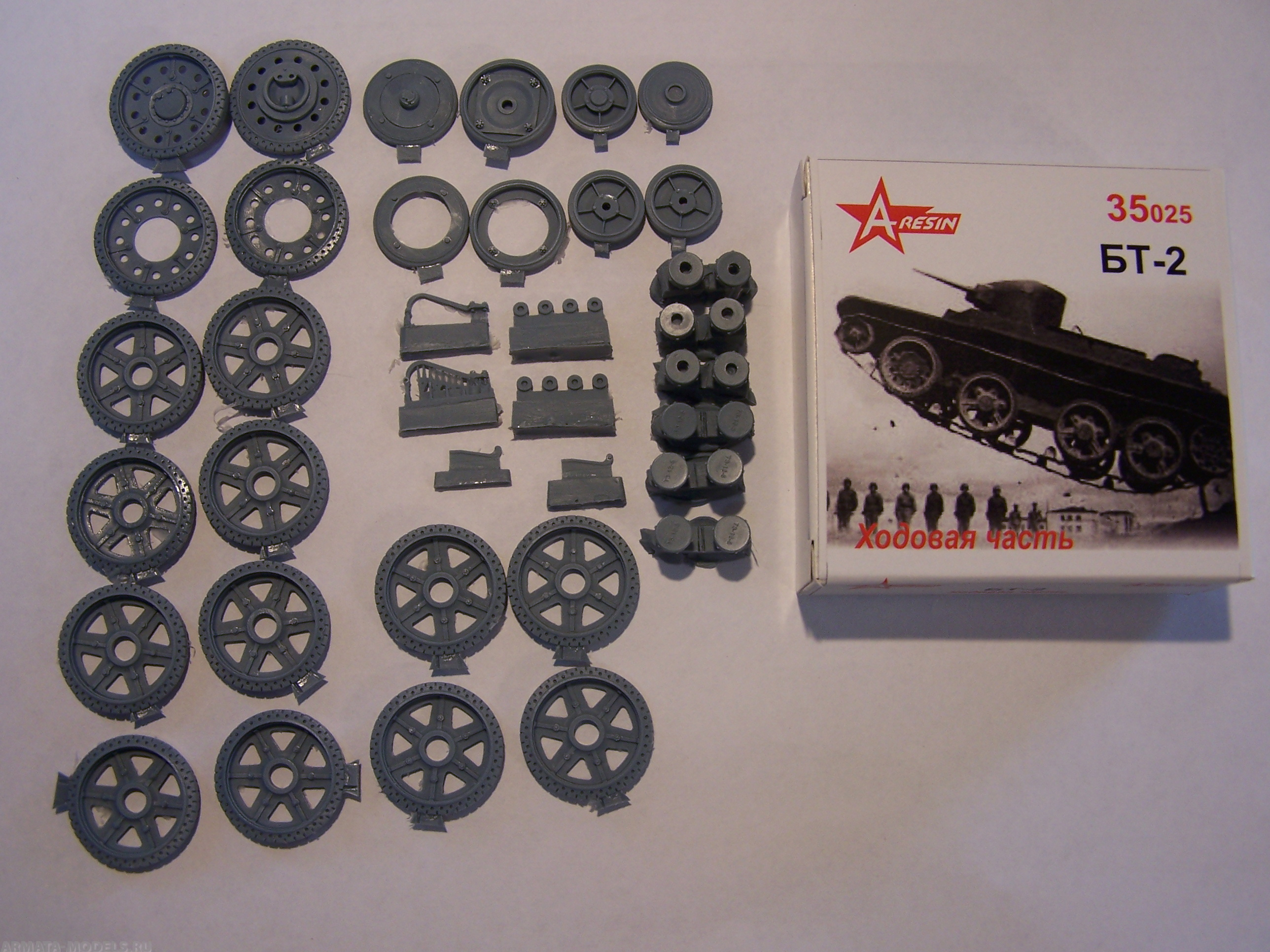 

35025AR БТ-2 ходовая часть 1/35