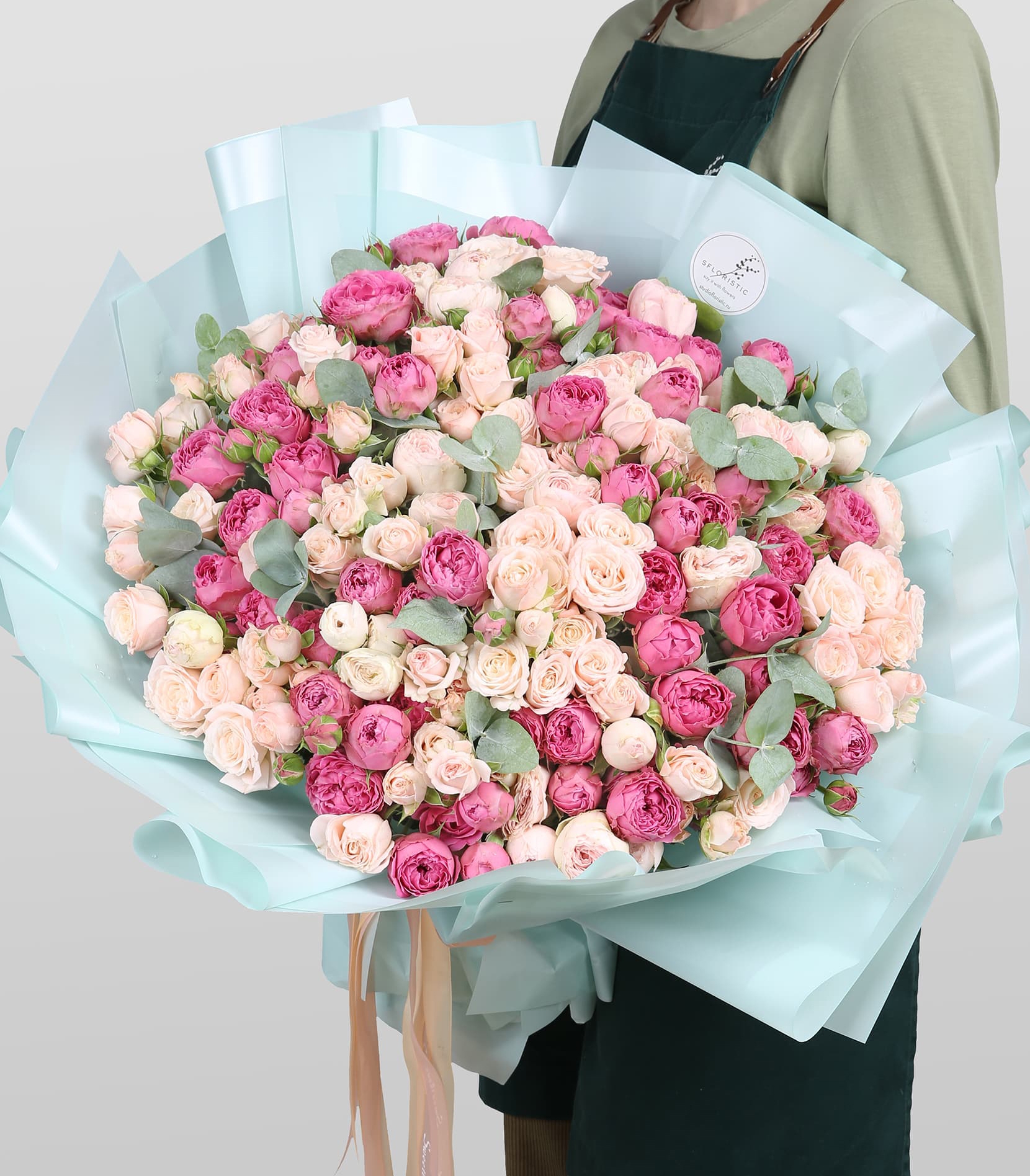 

Букет Studio Floristic из кустовой пионовидной розы 51 шт 60 см Благородный опал разноцвет