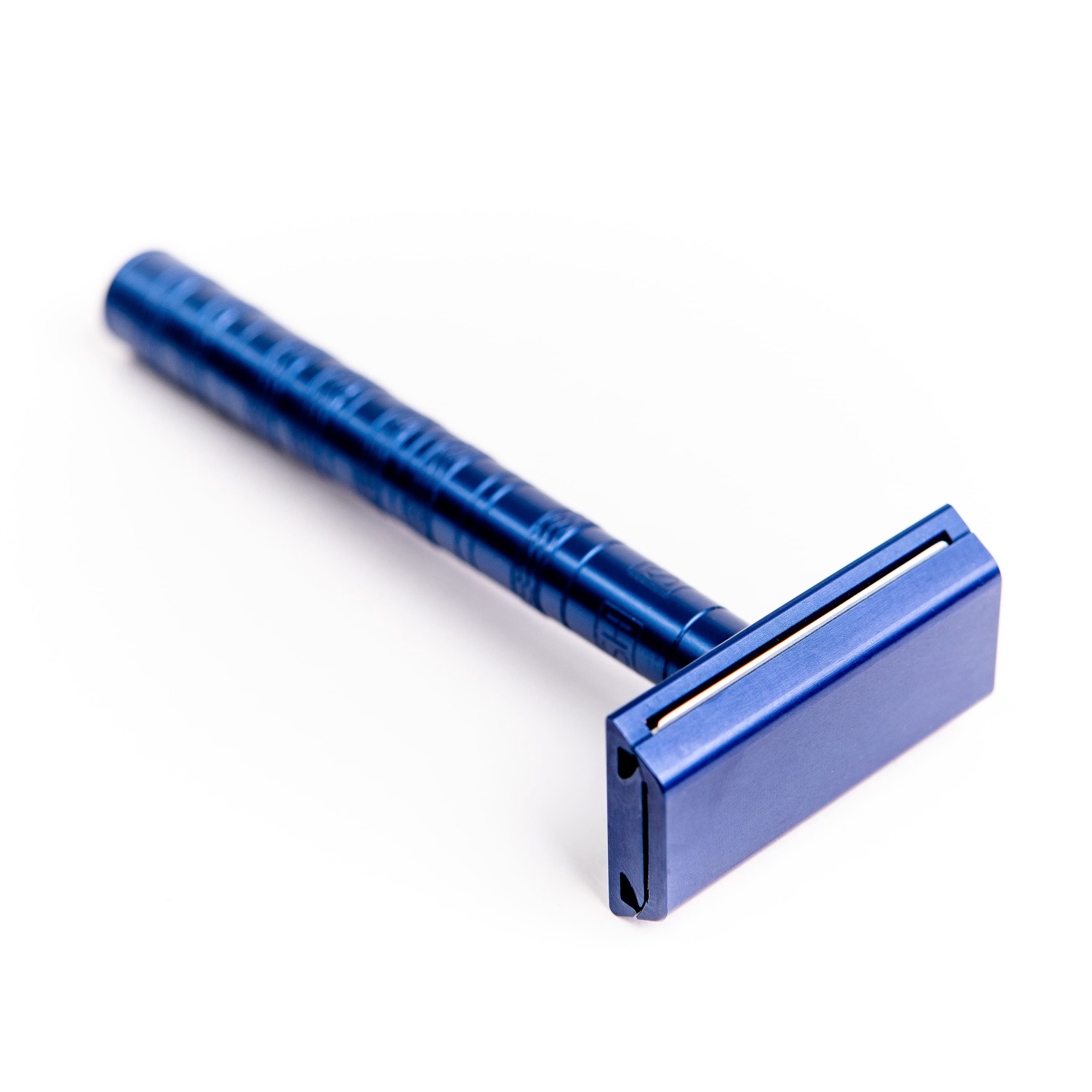 Т-образная бритва Henson Shaving AL13 синий, Mild умное вязание новые возможности трех кокеток конструктор бесшовных плечевых изделий из любой пряжи и на любой размер с автографом