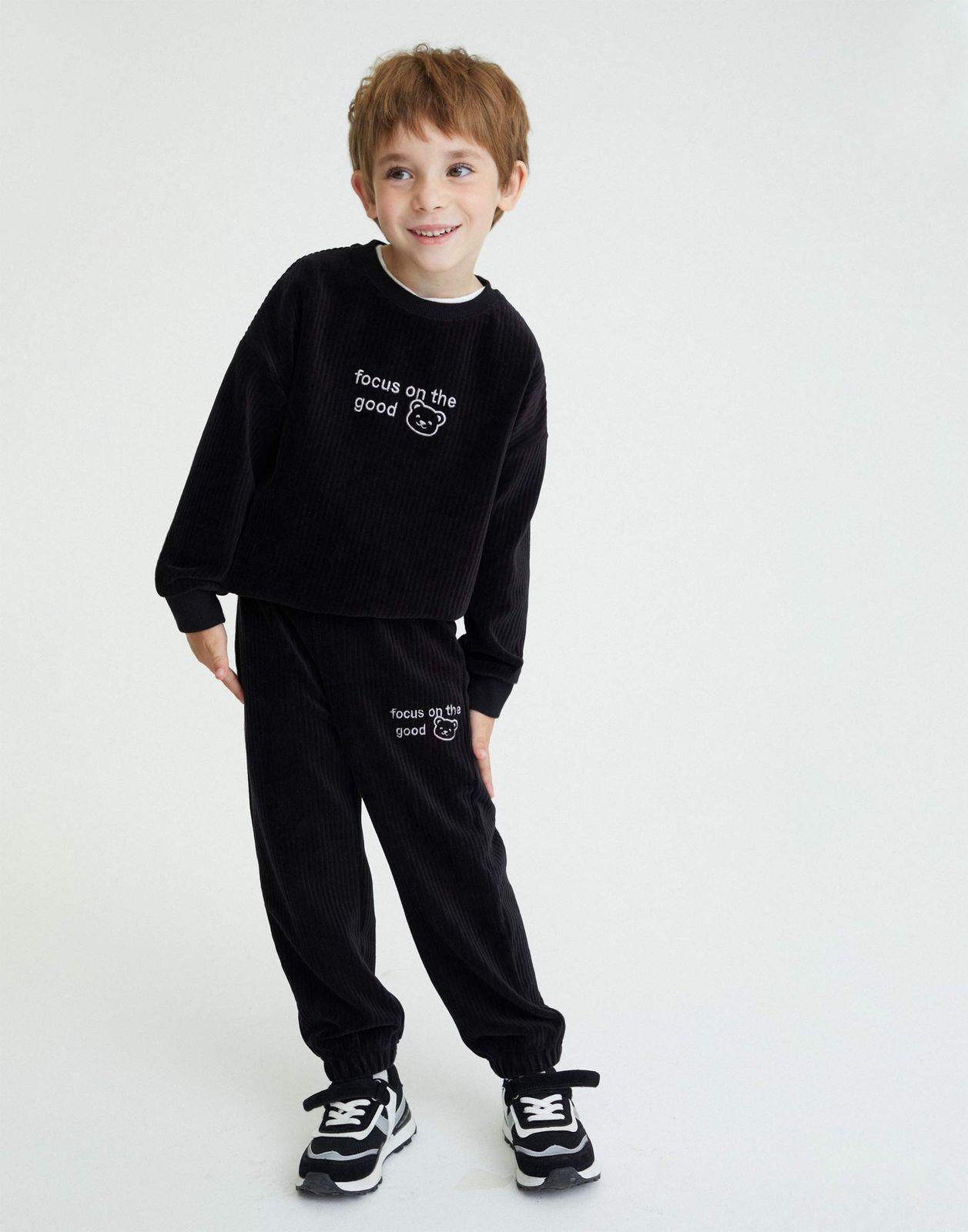 

Спортивные брюки для мальчика Gloria Jeans BAC013718 черный 4-6л/116, BAC013718