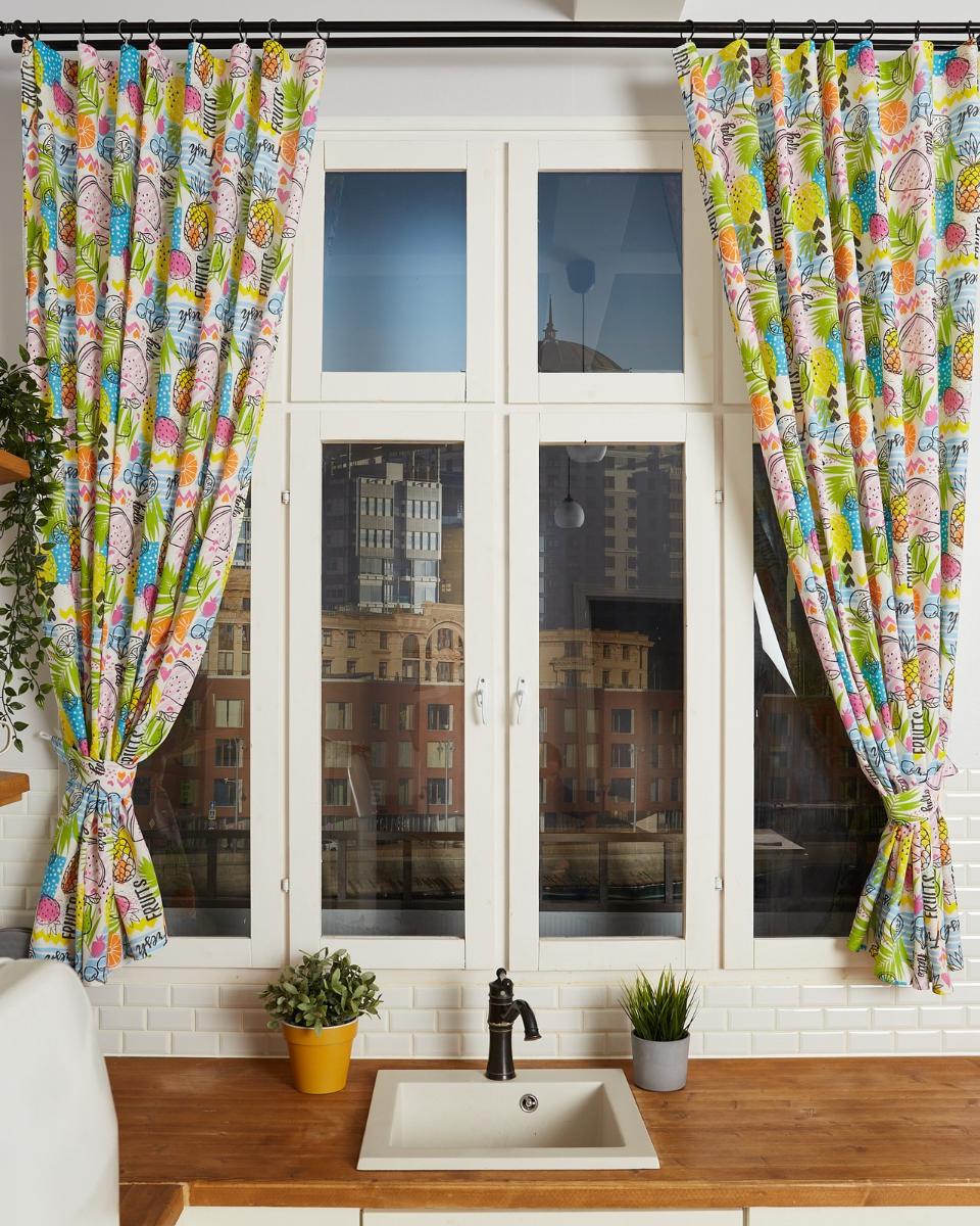 Шторы для кухни из рогожки с подхватом 