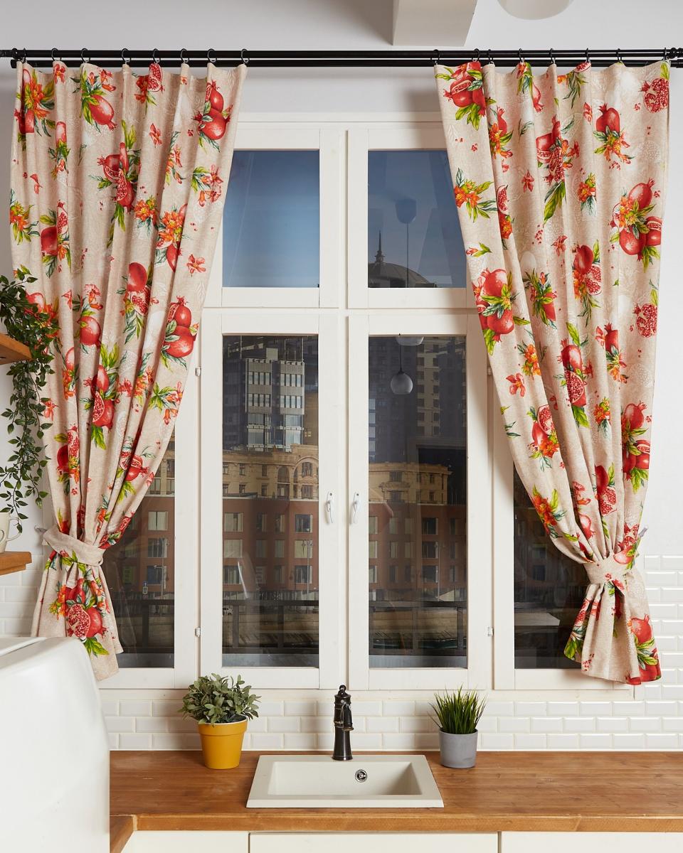 Шторы для кухни из рогожки с подхватом 