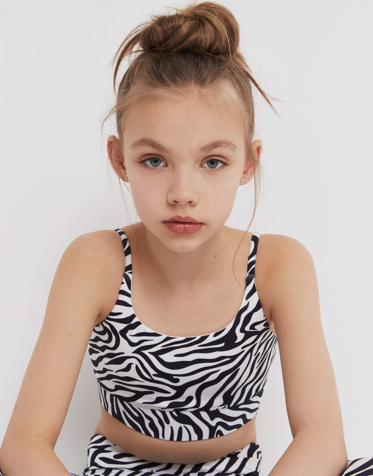 

Спортивный топ для девочки Gloria Jeans GRT000472 черный/белый 8-10л/140, GRT000472