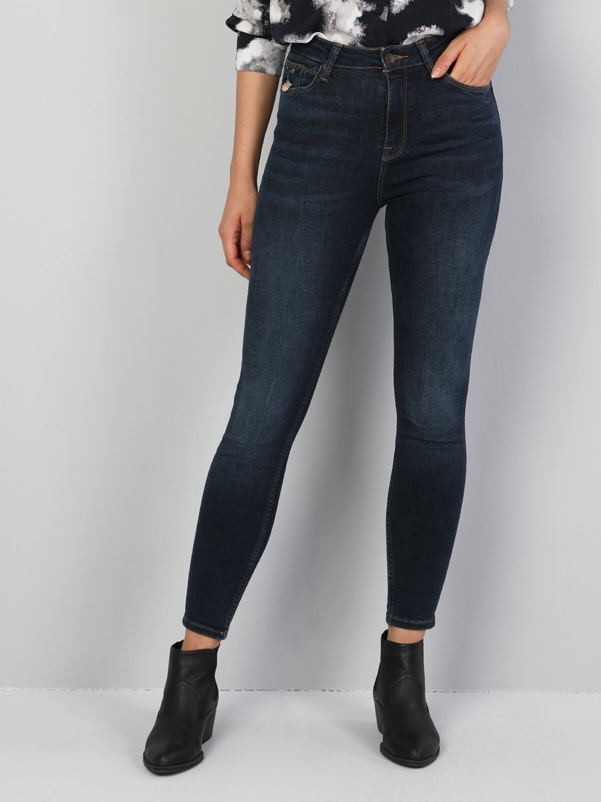 

Джинсы женские Colins CL1046988_Q1.V1_DN03683 синие 27-30 INT, CL1046988_Q1.V1_DN03683