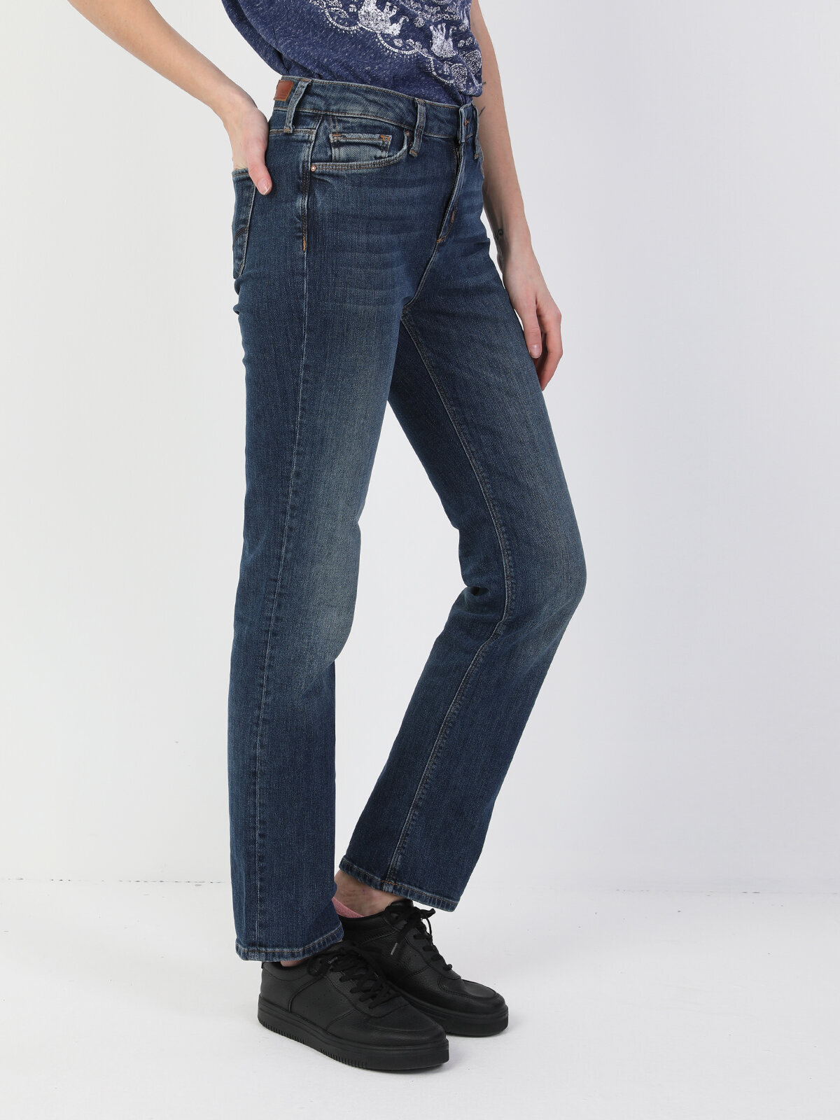 

Джинсы женские Colins CL1048932_Q1.V1_DN40905 голубые 25-32 INT, Голубой, CL1048932_Q1.V1_DN40905