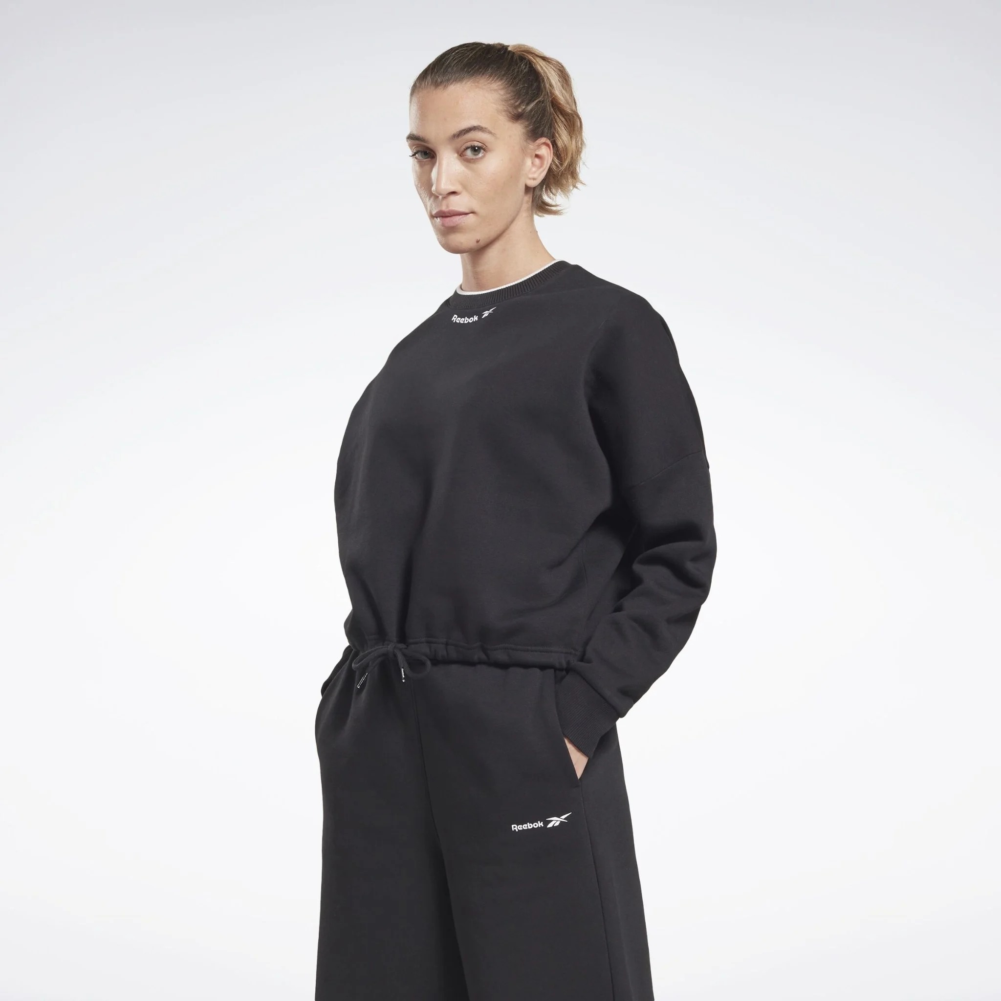 

Свитшот женский Reebok RIE FLEECE CREW черный S, RIE FLEECE CREW