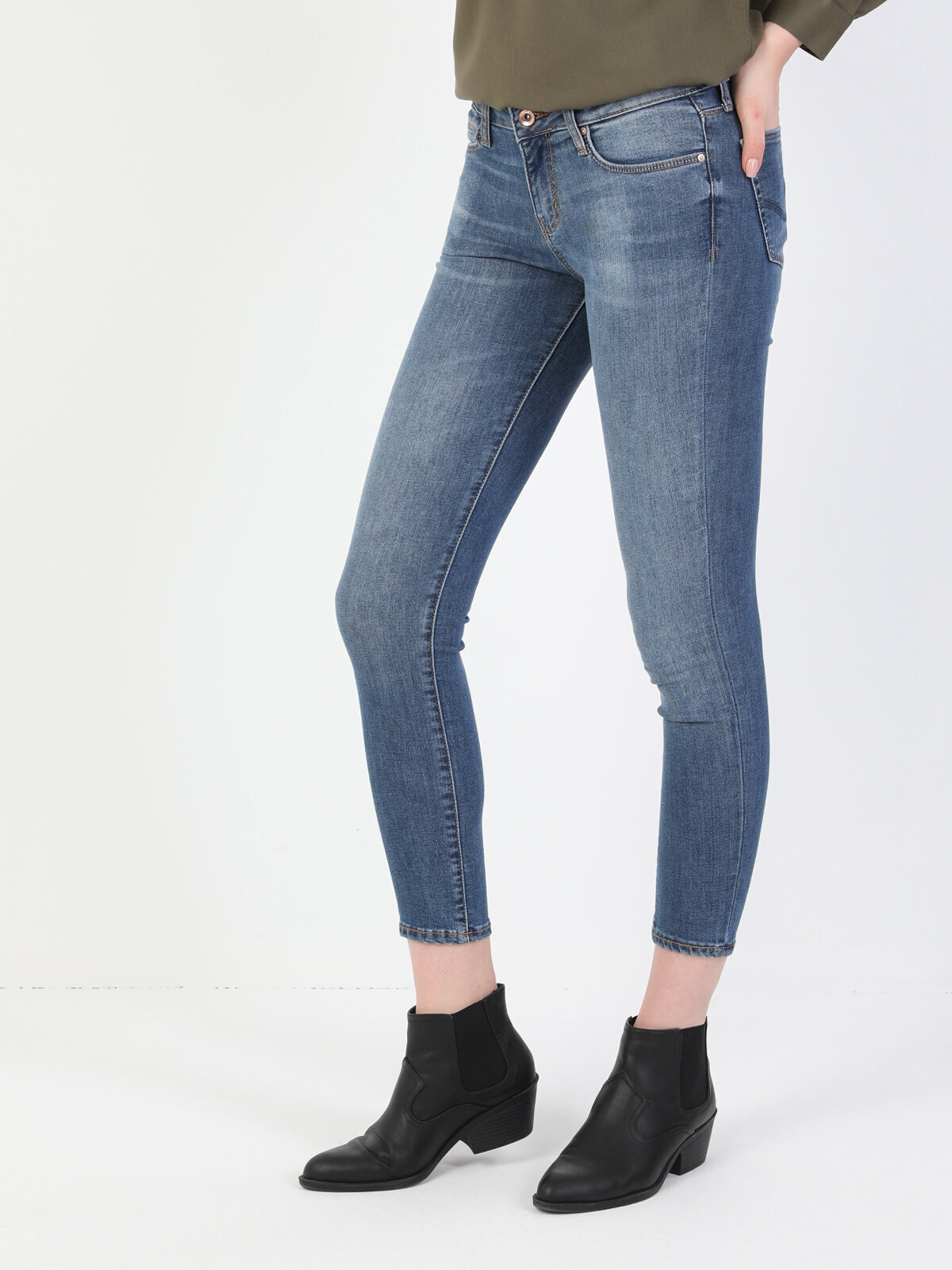 

Джинсы женские Colins CL1048687_Q1.V1_DN40489 голубые 27-30 INT, CL1048687_Q1.V1_DN40489