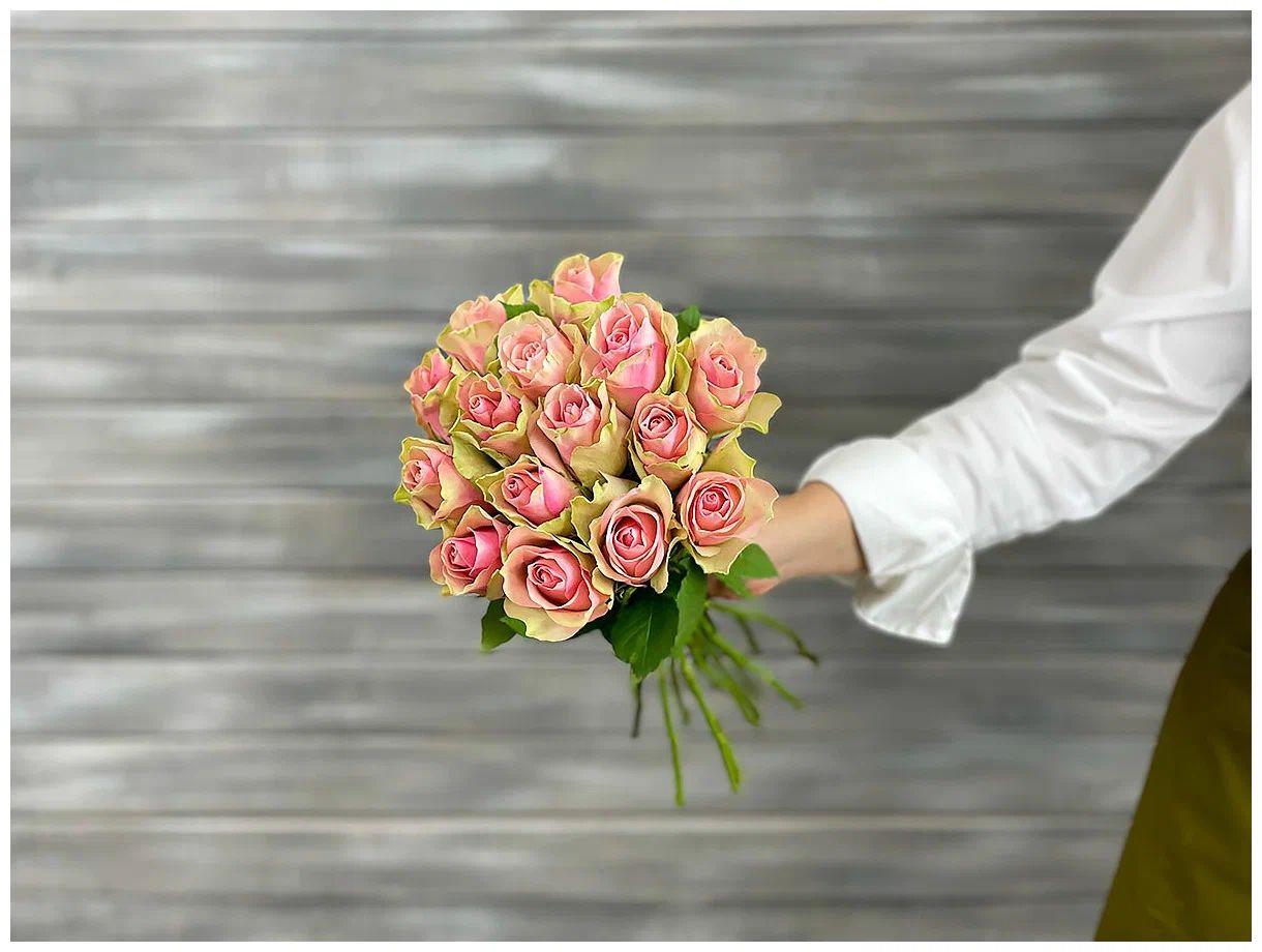 

Букет из 13 зелено-розовых роз с лентой 40 см, Букет Маркет,13 роз 40 см,B1869, 13 роз 40 см