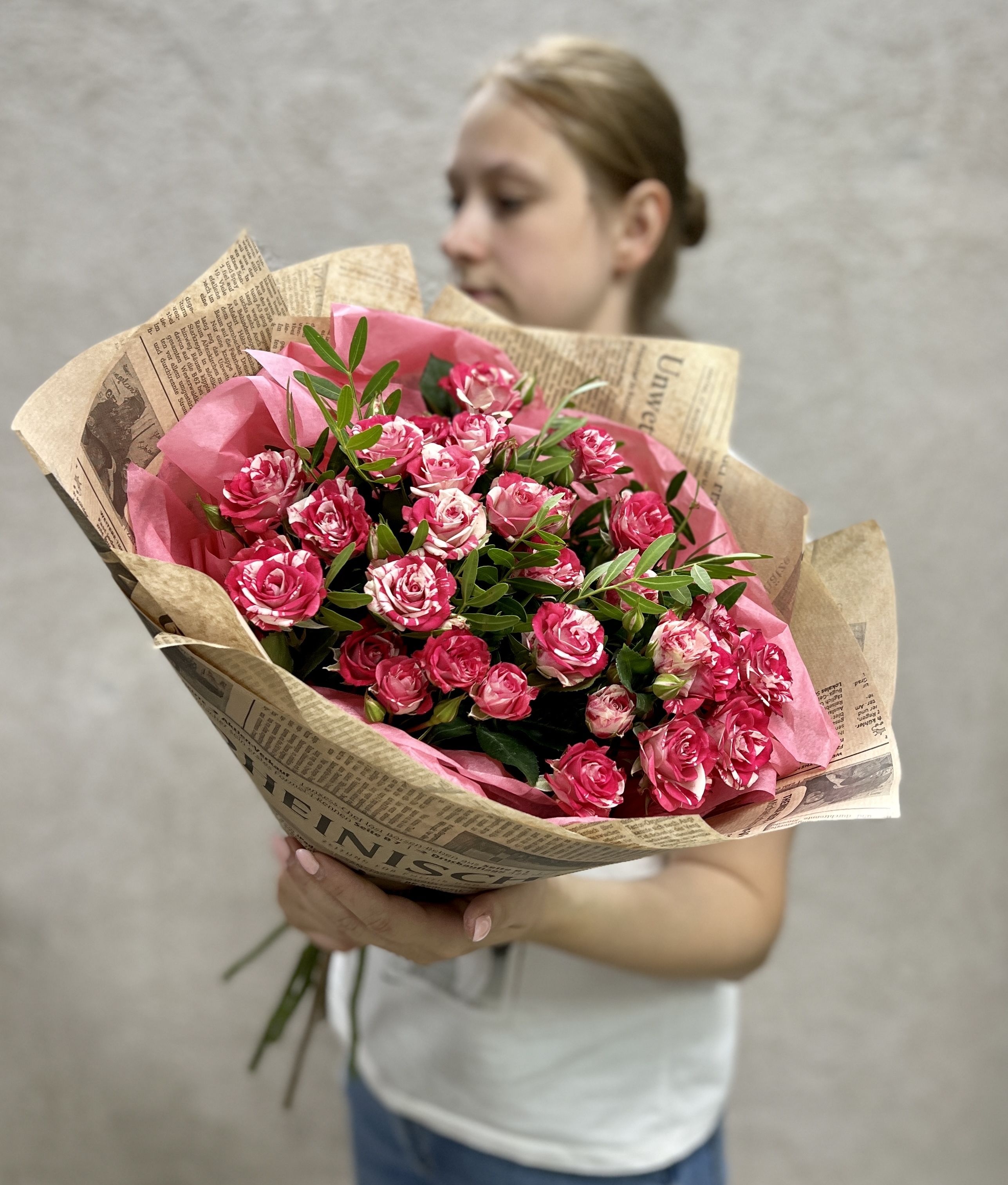 

Свежие цветы ОкЦветОк яркая, красная кустовая роза в крафтовой упаковке, огненная