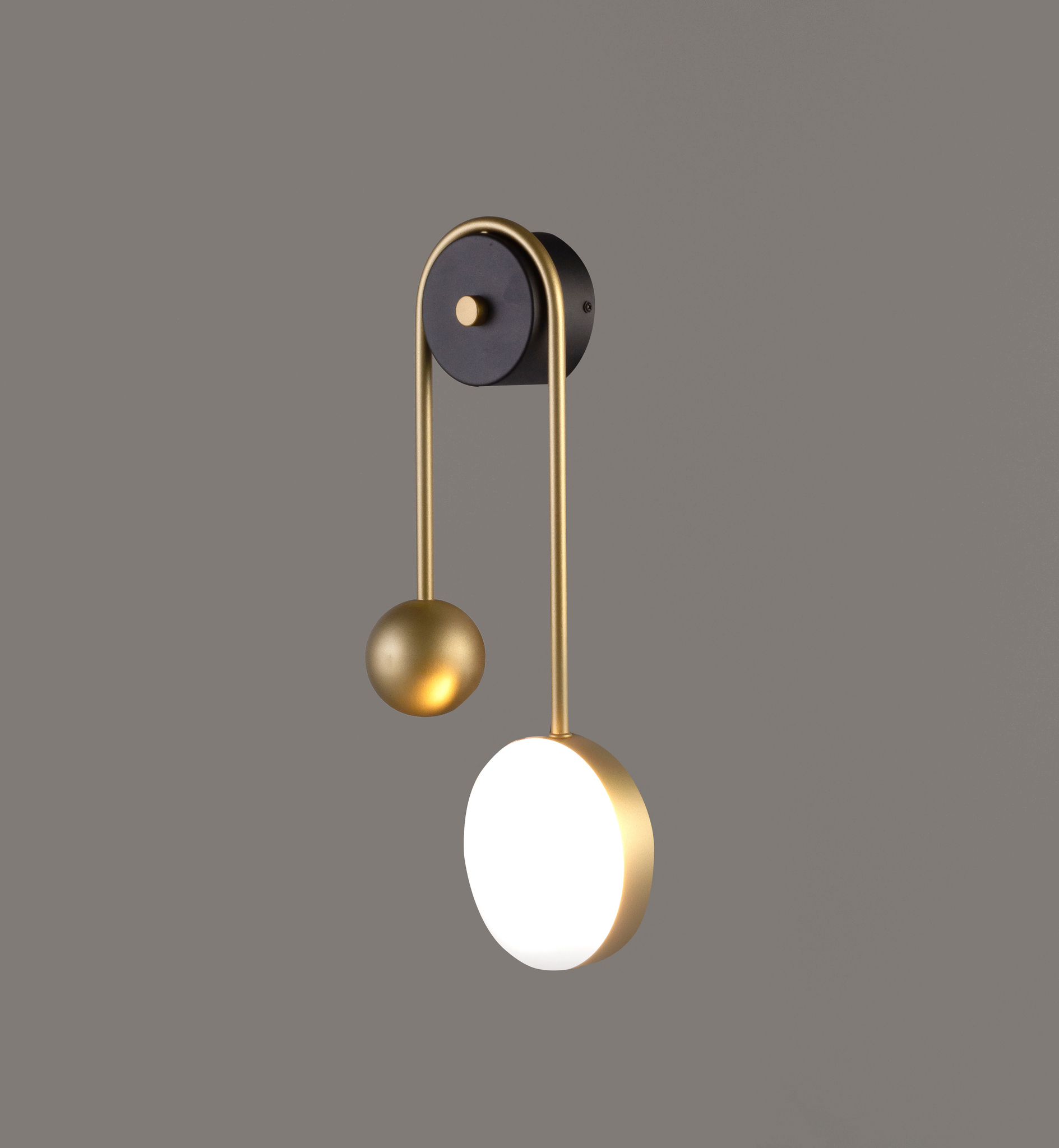 

Бра настенный светильник Pendulum латунь
